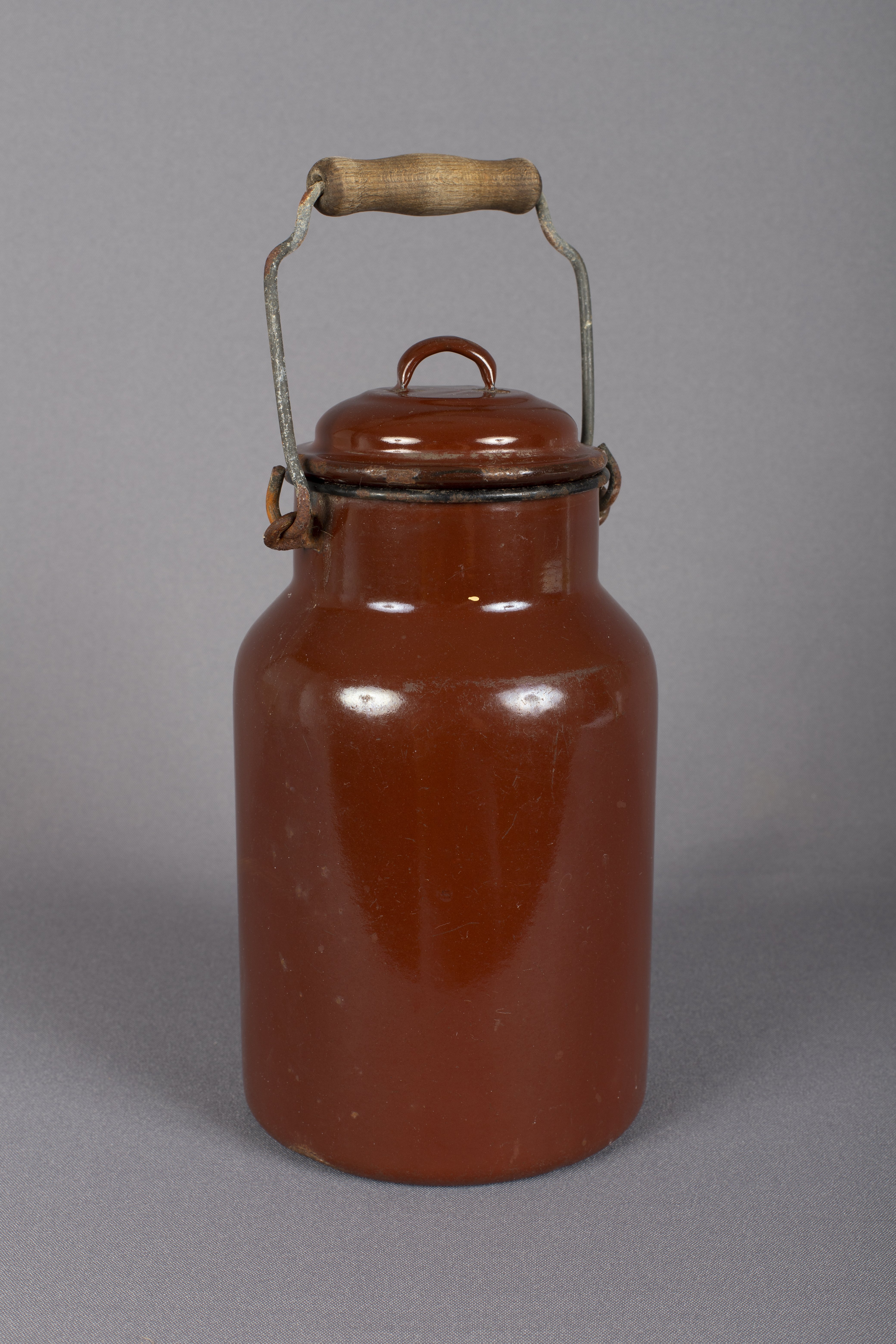 Bonyhádi zománc tejes kanna 2 literes (Rippl-Rónai Múzeum CC BY-NC-ND)