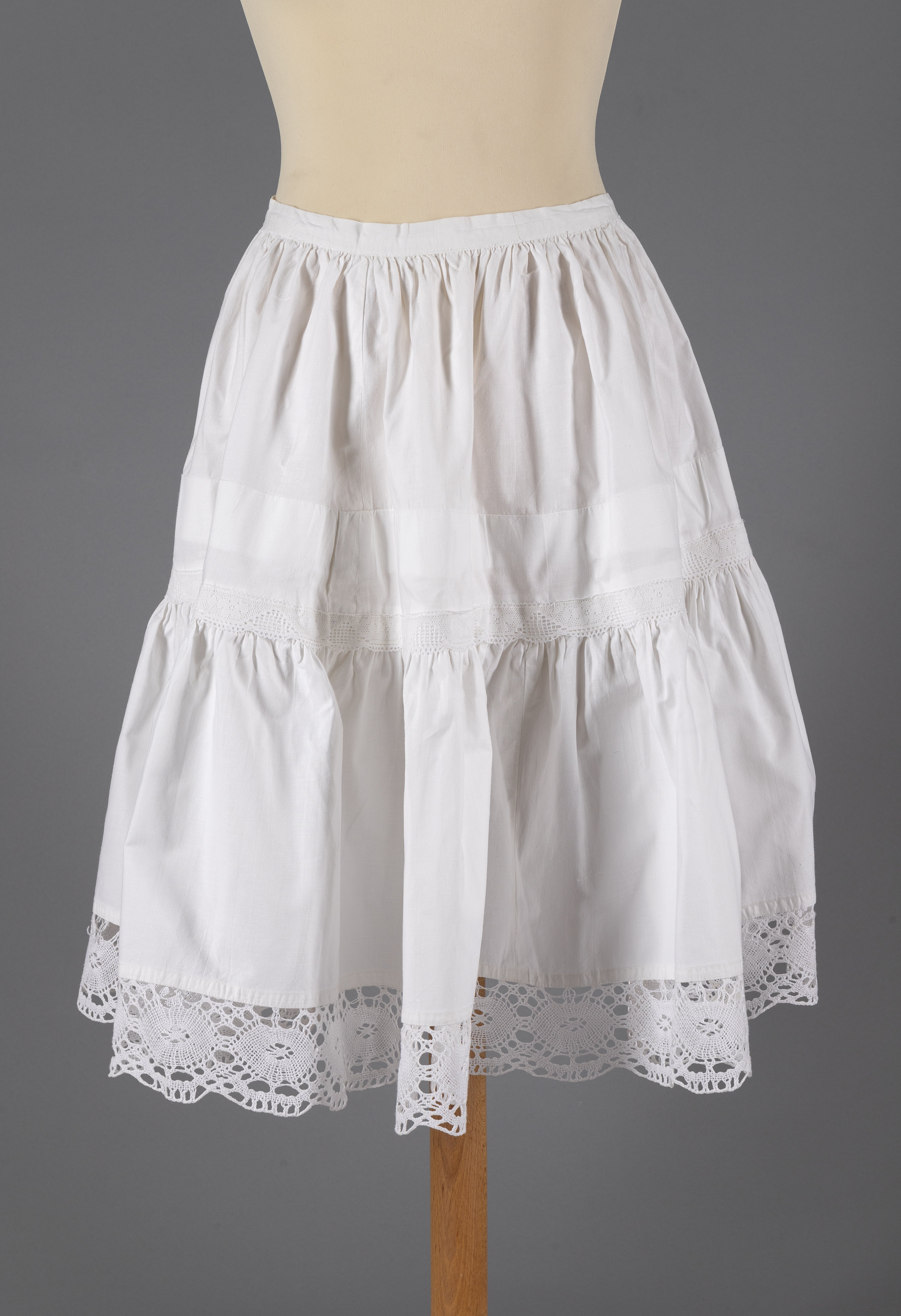 Kislány alsószoknya (Rippl-Rónai Múzeum CC BY-NC-ND)