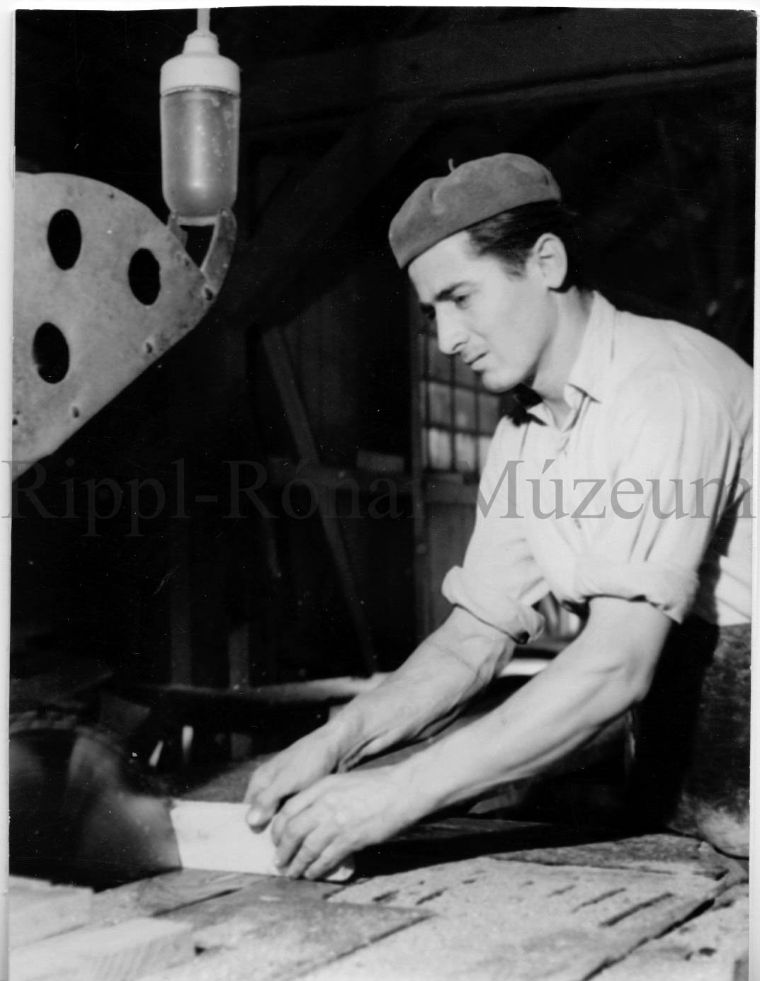 Steier Imre a barcsi Fűrészüzem körfűrészes brigádvezetője fűrészel (Rippl-Rónai Múzeum CC BY-NC-SA)