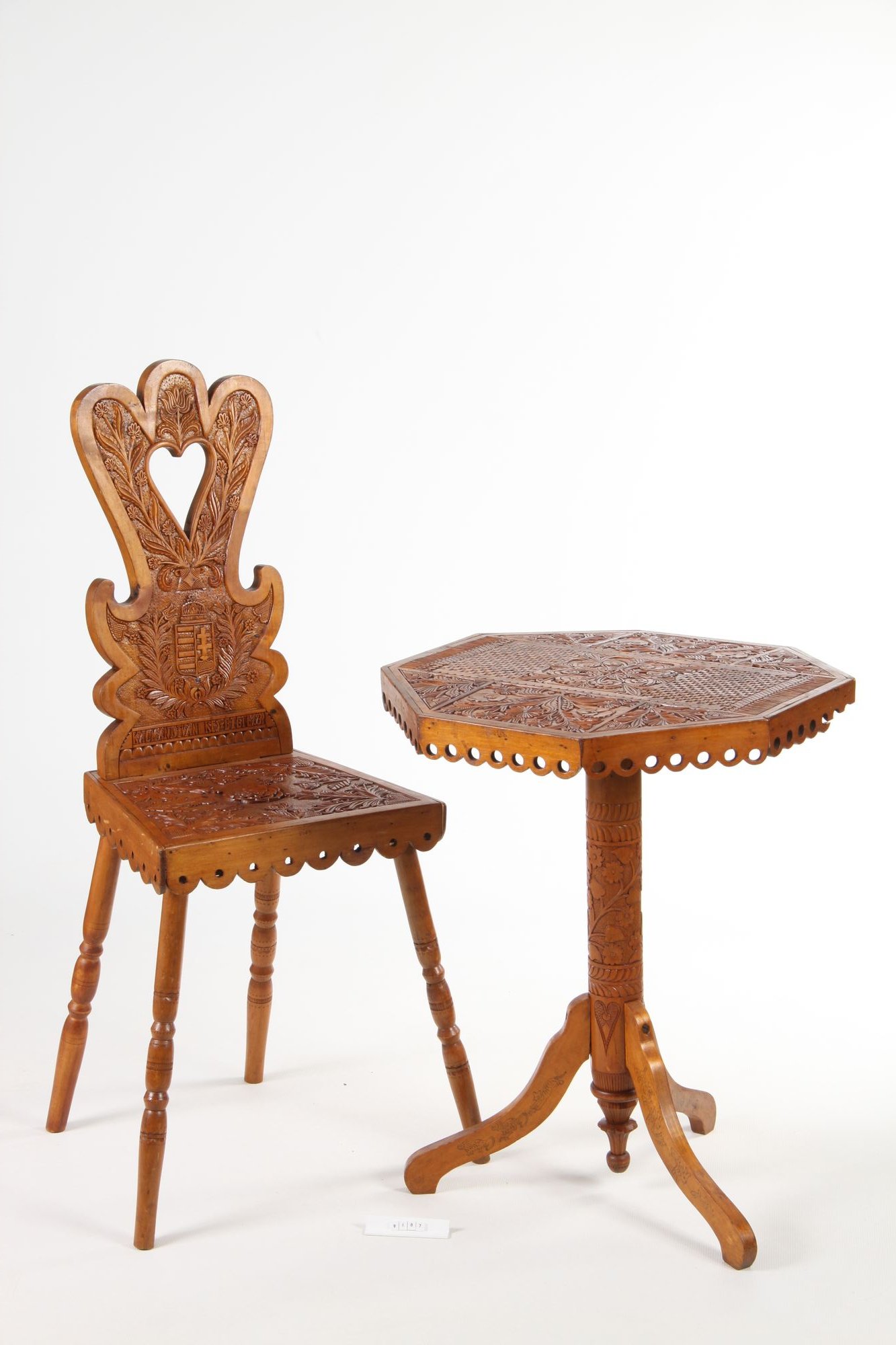 Faragott asztalka két székkel (Rippl-Rónai Múzeum CC BY-NC-ND)