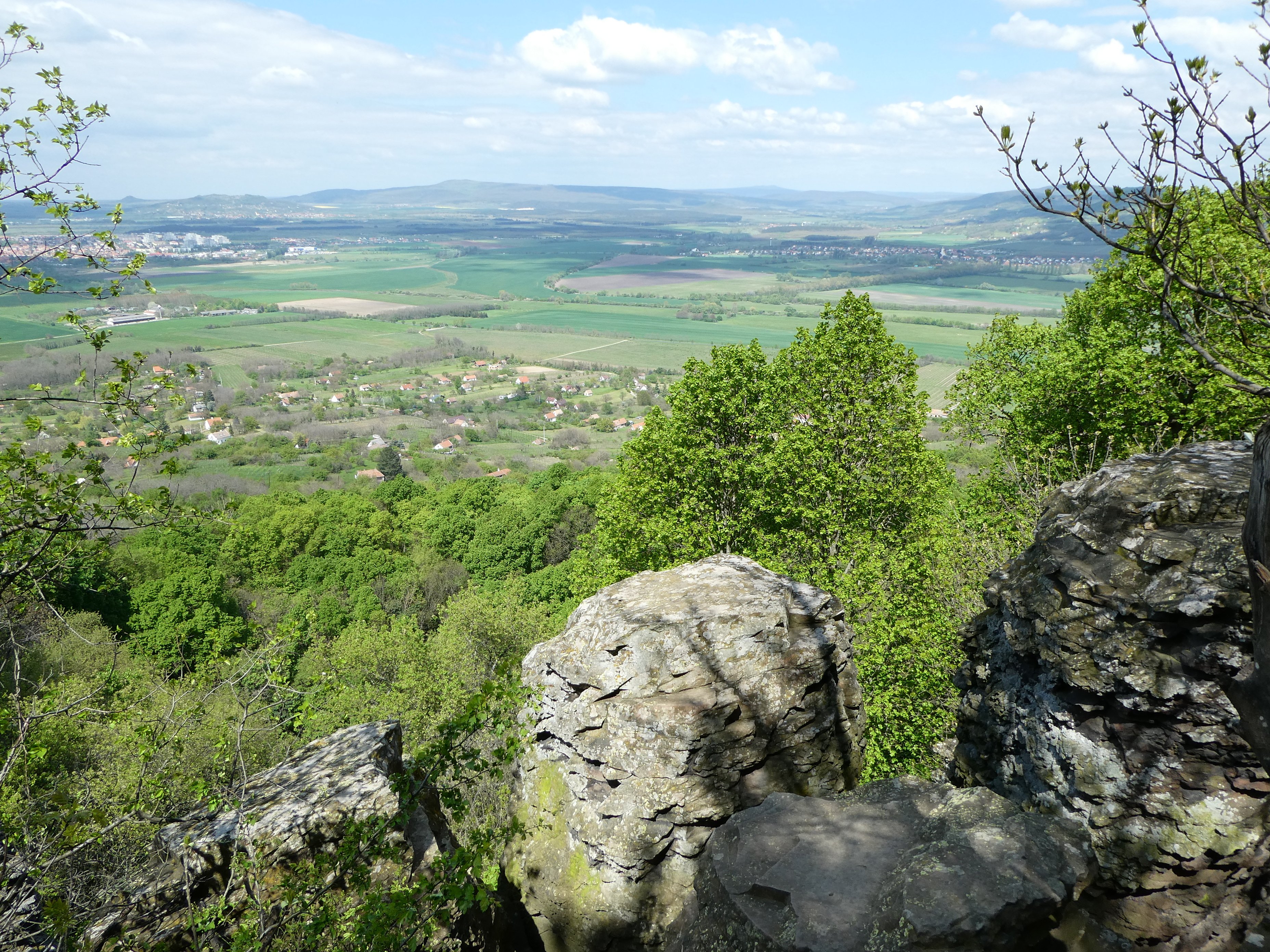 Kilátás a Szent-György-hegy bazaltorgonáiról a Tapolcai-medencére és a Keszthelyi-hegységre (Rippl-Rónai Múzeum CC BY-NC-ND)