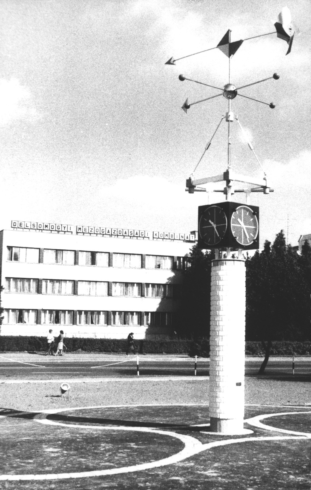 Óra a Művelődési ház előtt (Nagyatádi Kulturális és Sport Központ – Városi Múzeum CC BY-NC-SA)