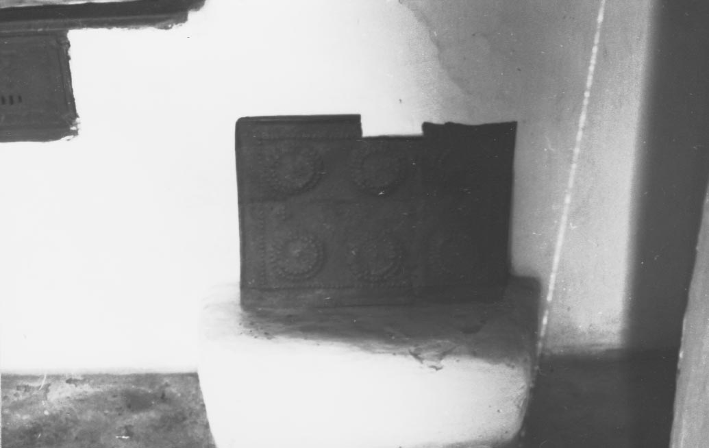 Kemence nyílás, bádog lemez előtte (Rippl-Rónai Múzeum RR-F)