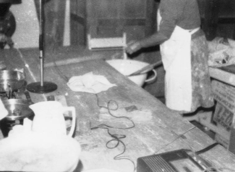 Özv. Sőtényi Józsefné mézeskalácsos cukortészta készítés közben (Rippl-Rónai Múzeum RR-F)