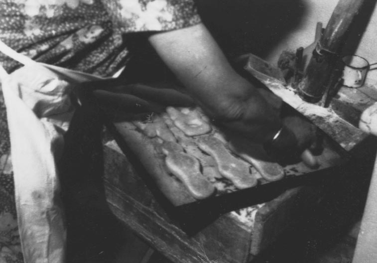 Kisült tészta forgatása, hogy fel ne puposodjon. (Rippl-Rónai Múzeum RR-F)