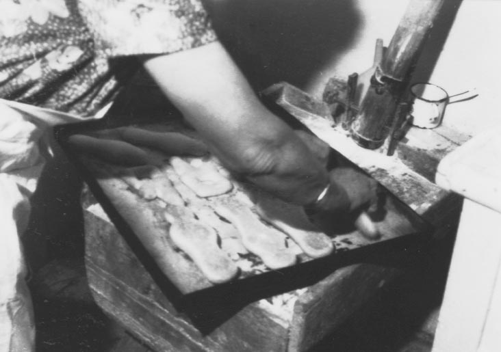Kisült tészta forgatása, hogy fel ne puposodjon (Rippl-Rónai Múzeum RR-F)