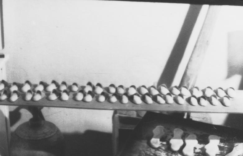 A kisült mézestészta papucsok /puszedli/ kirakása (Rippl-Rónai Múzeum RR-F)