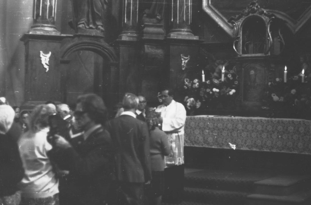 Háttérben az oltár, előtte a pap ostyát oszt (Rippl-Rónai Múzeum RR-F)