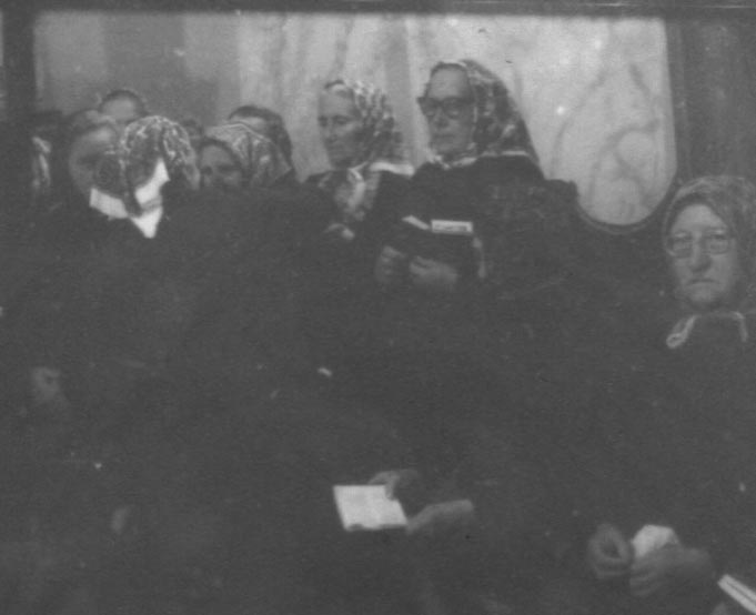 Öregasszonyok kezükben imakönyvvel (Rippl-Rónai Múzeum RR-F)