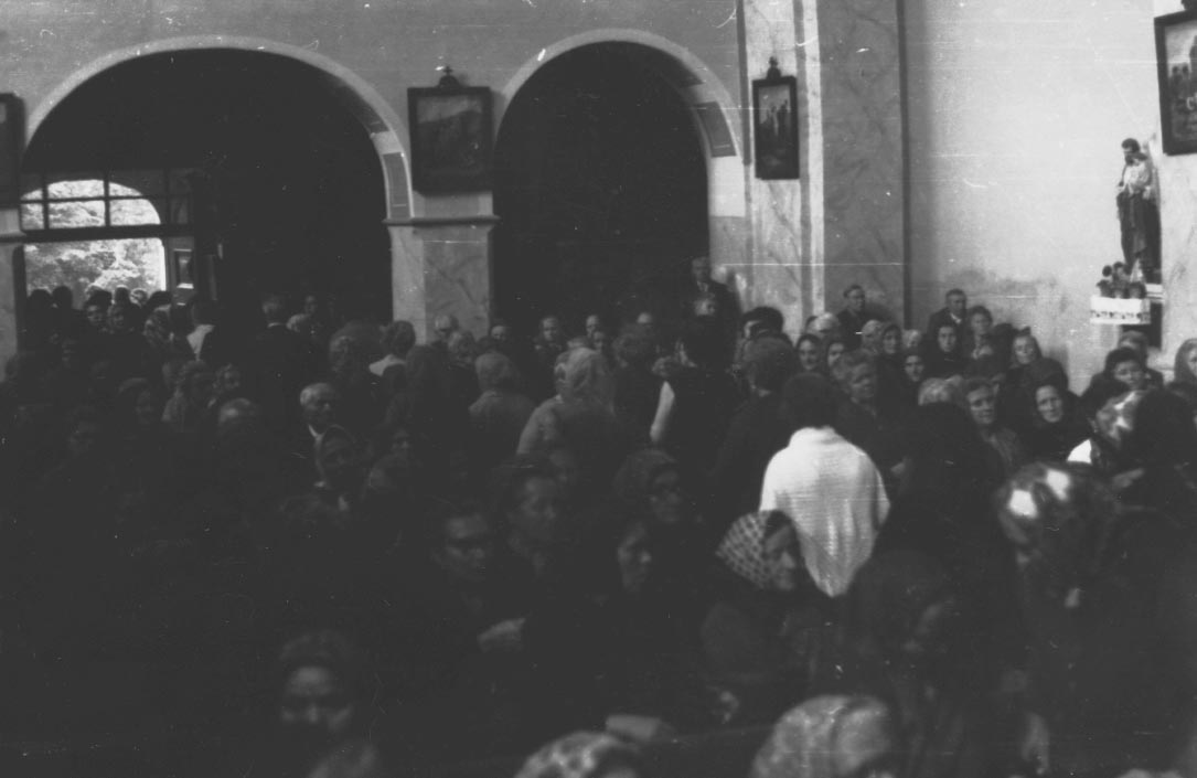 Mise végén a templomból kivonuló tömeg (Rippl-Rónai Múzeum RR-F)