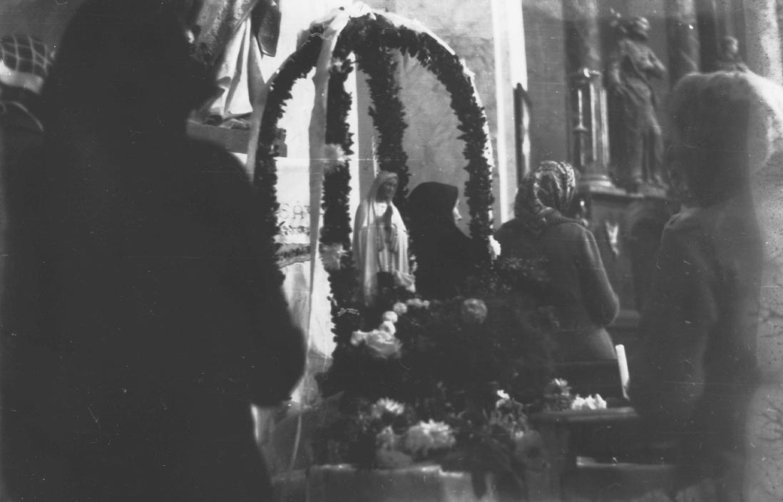 Pénzadomány és virággal való kedveskedés Fatimai Máriánál (Rippl-Rónai Múzeum RR-F)