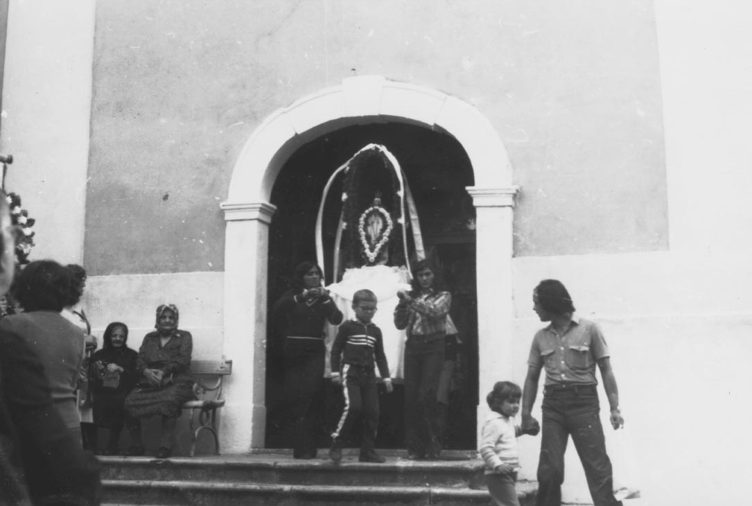 Fatimai Máriát fiatal lányok hozzák ki a templomból (Rippl-Rónai Múzeum RR-F)