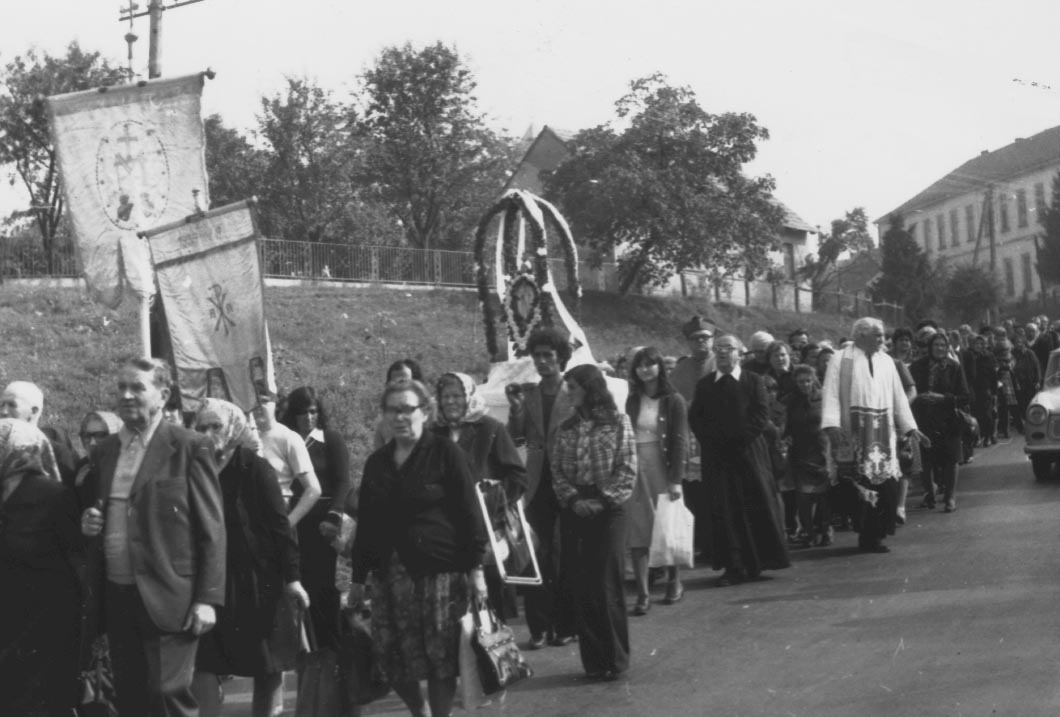 Az úton a fiatalok felváltva viszik a Fatimai Máriát (Rippl-Rónai Múzeum RR-F)