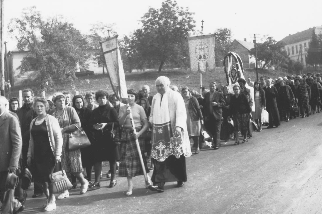 Segesdi búcsú 1981.szept. Körmenet. A fiatalok középen a Fatimai Máriát viszik felváltva (Rippl-Rónai Múzeum RR-F)
