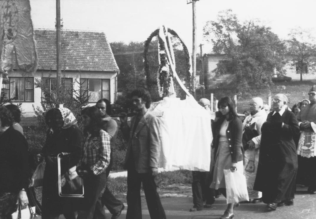 Segesdi búcsú 1981.szept. Fatimai Máriát felváltva viszik a fiatalok a menetben (Rippl-Rónai Múzeum RR-F)