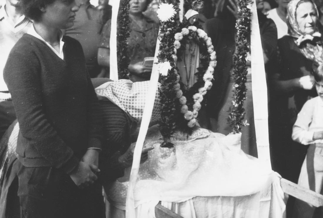 Segesdi búcsú 1981.szept. Fatimai Máriát csókolják. Bajelhárító szerepet tulajdonítanak neki (Rippl-Rónai Múzeum RR-F)
