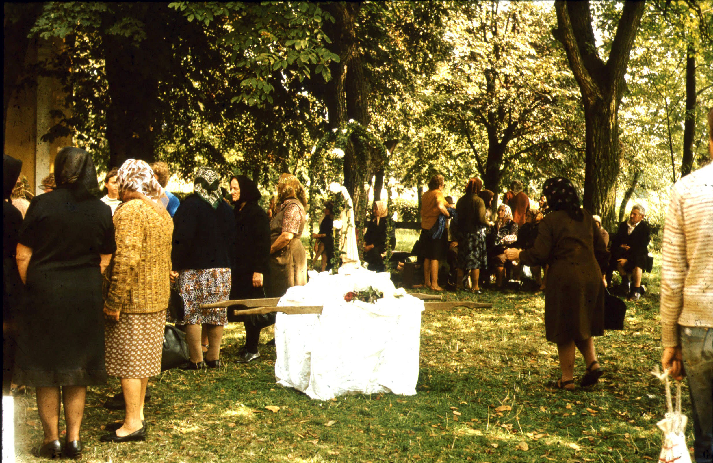 Kápolna előtt a szabadban a Fatimai Mária (Rippl-Rónai Múzeum RR-F)