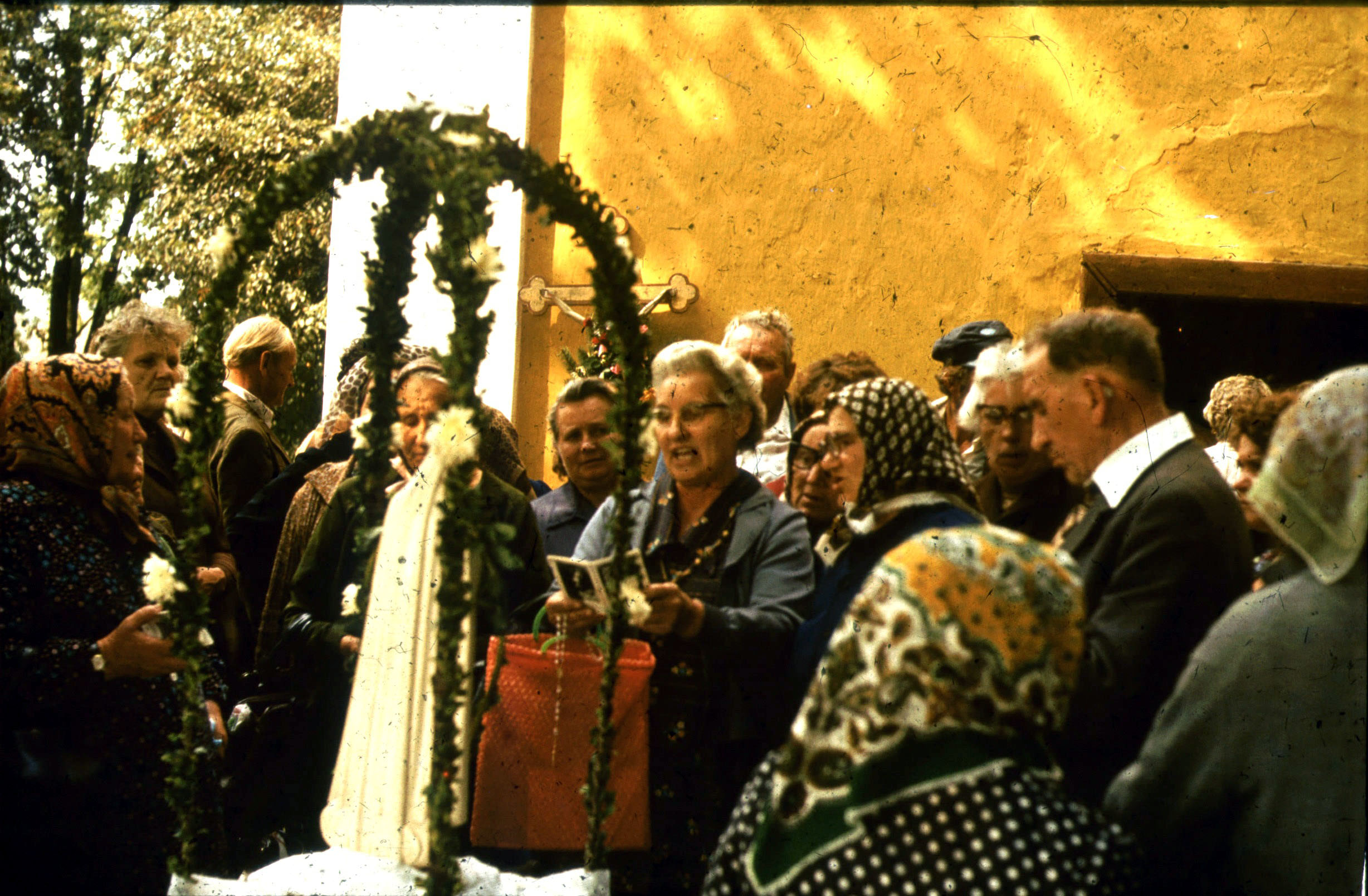 Fatimai Mária előtt énekelnek (Rippl-Rónai Múzeum RR-F)