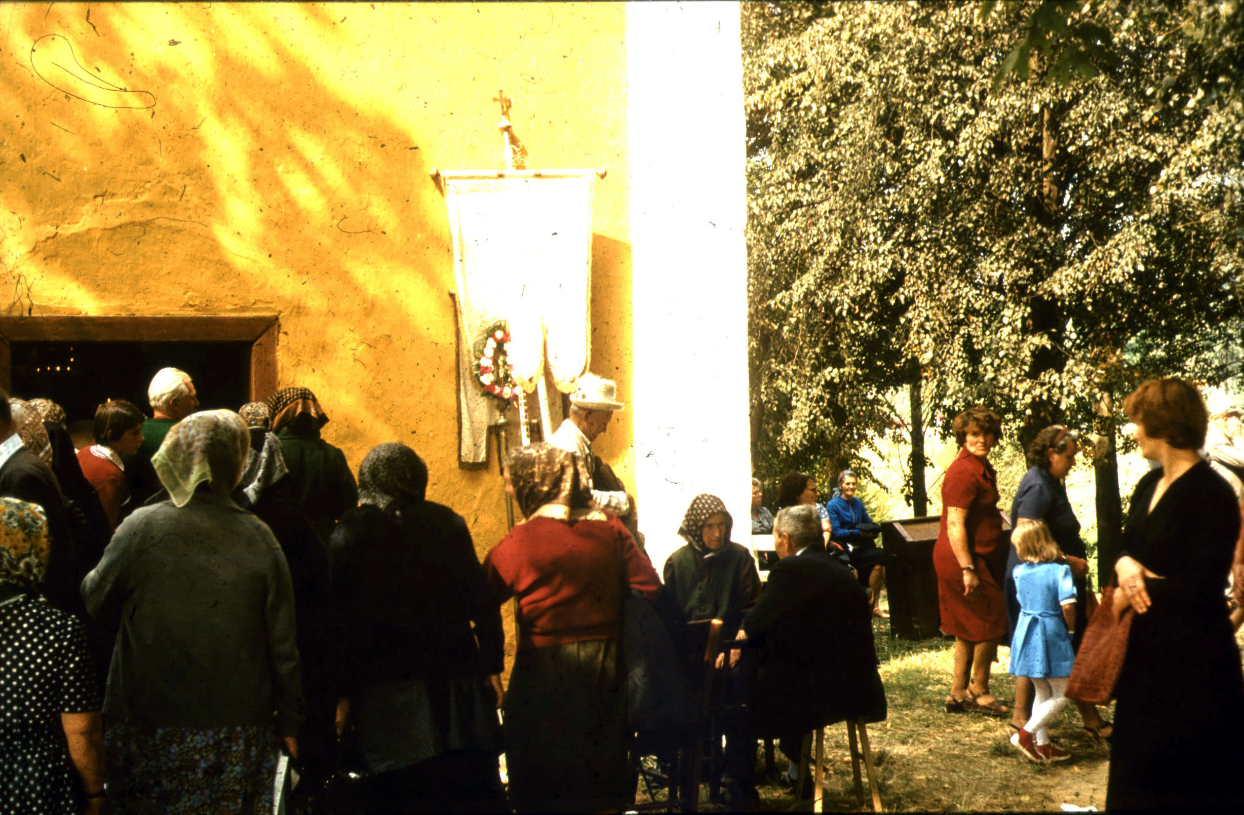 Gyülekezés a kegykápolna bejárata előtt (Rippl-Rónai Múzeum RR-F)