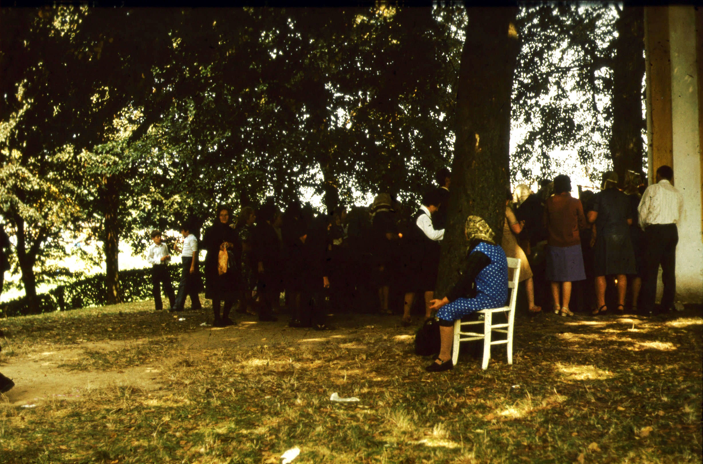 Gyülekezés a kegykápolna előtt (Rippl-Rónai Múzeum RR-F)