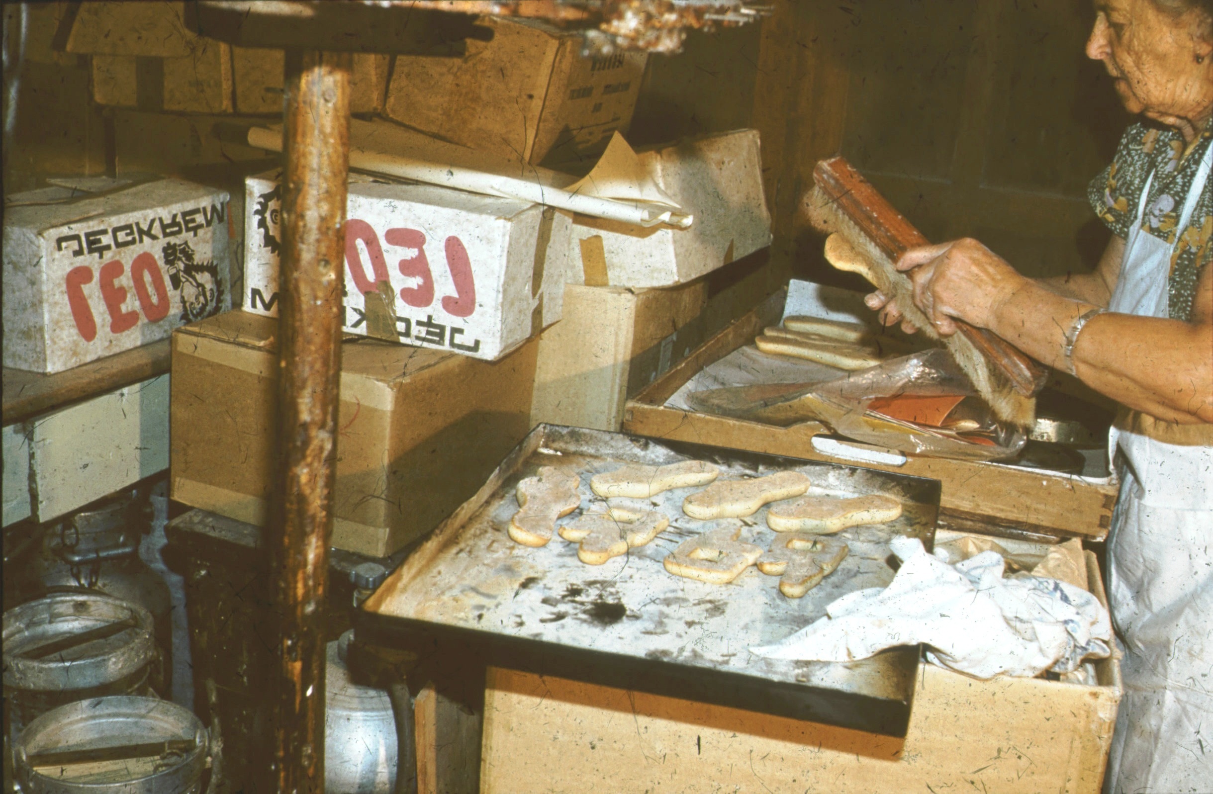 A kisült tészta lekefélése, a liszt eltávolítása (Rippl-Rónai Múzeum RR-F)