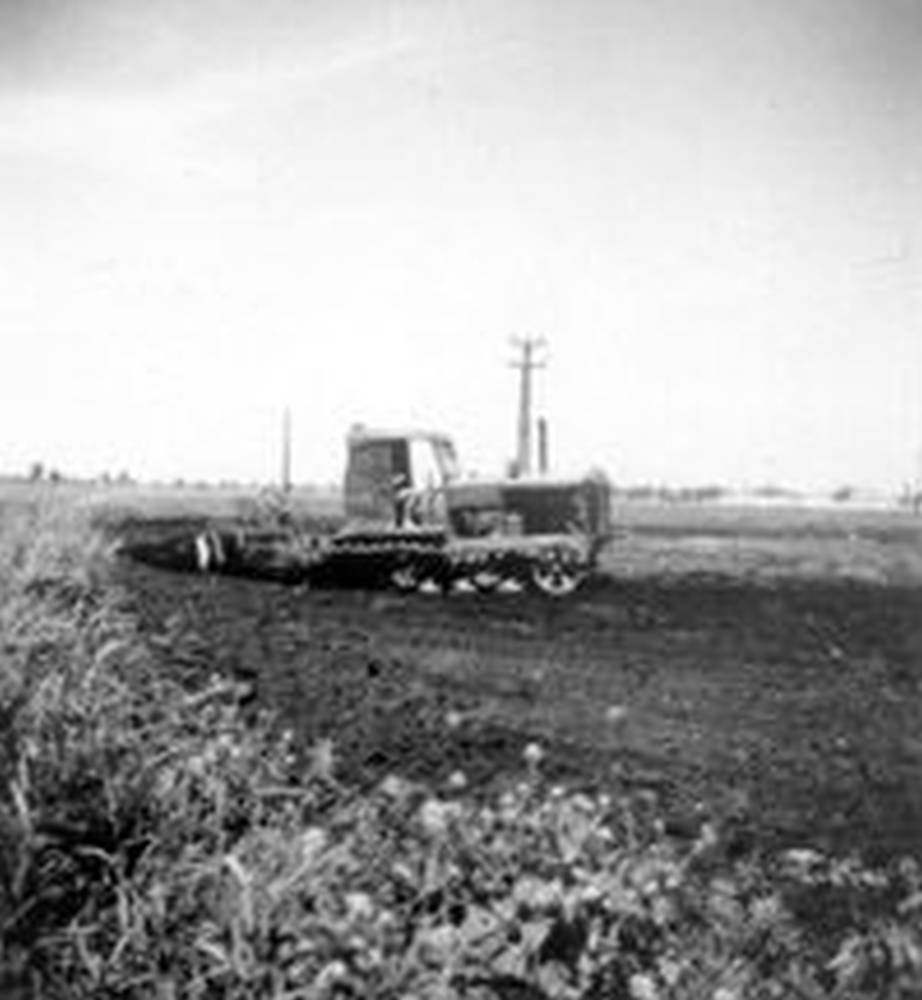 Berki szűzföldet szánt a traktor (Rippl-Rónai Múzeum RR-F)