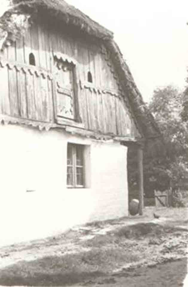 Üstökös, fűrésszel díszített fenyőléc tűzfalas ház, tűzfalon a padlásajtó (Rippl-Rónai Múzeum RR-F)
