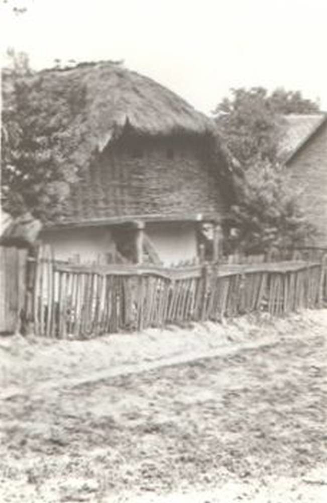 Üstökös, sövényfűzfalas, elől padlásfeljárós, faoszlopos, tornácos ház (Rippl-Rónai Múzeum RR-F)