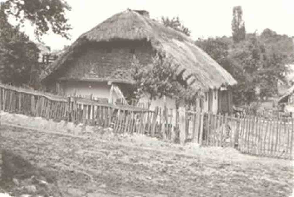 Üstökös, sövénytűzfalas, elől tornácos öreg ház (Rippl-Rónai Múzeum RR-F)
