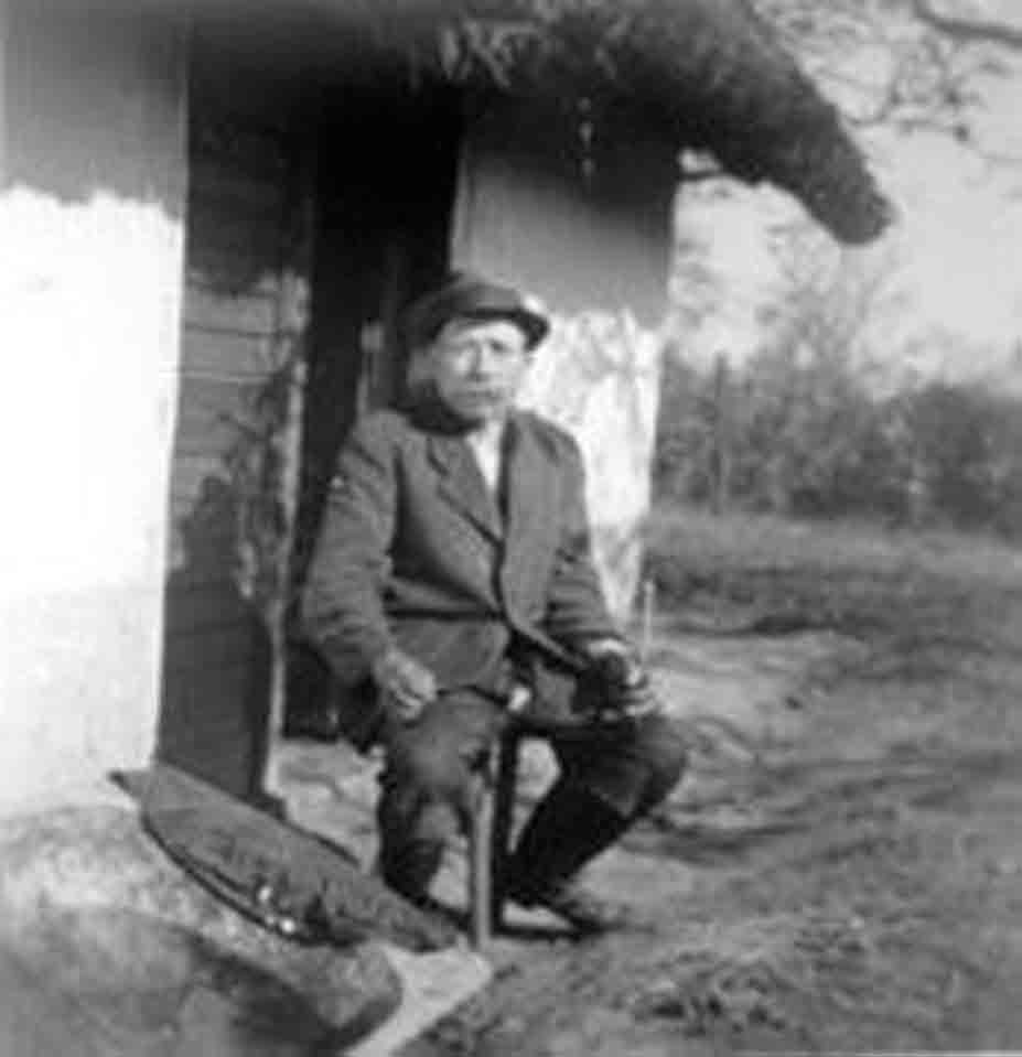 Boszkovics János gulyás, népművész Kálváriai pincéje előtt (Rippl-Rónai Múzeum RR-F)