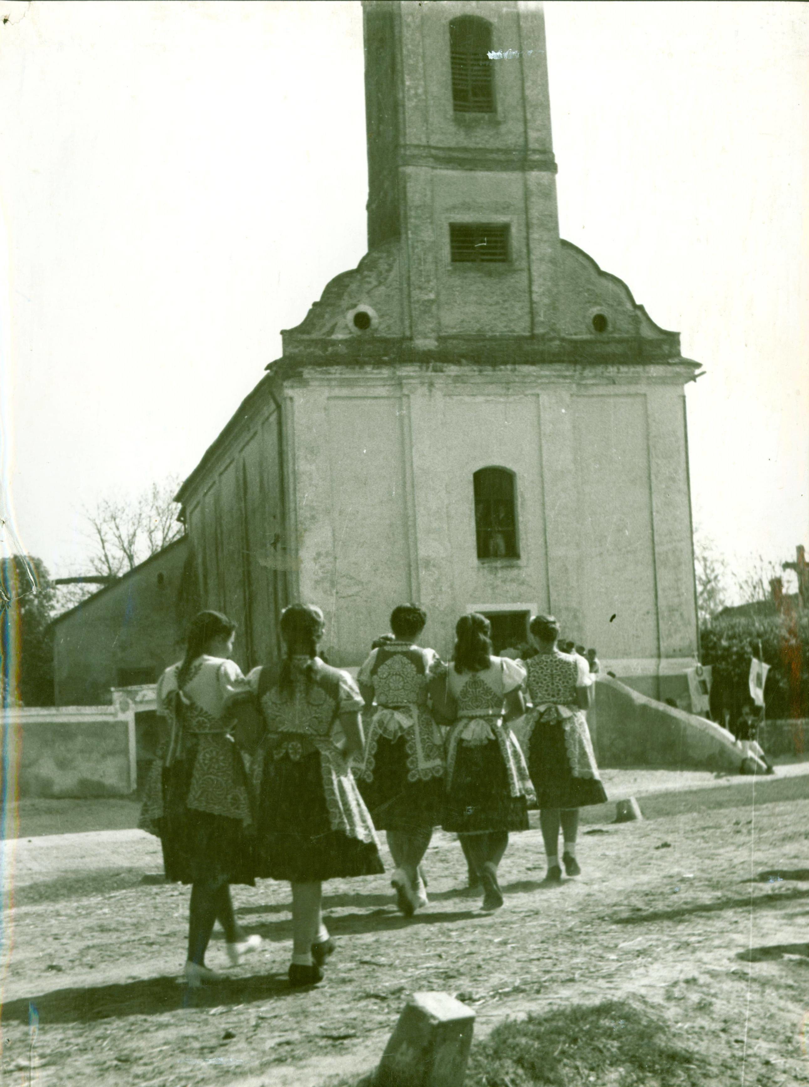 Buzsáki lányok rátétes ruhában a templom előtt (Rippl-Rónai Múzeum RR-F)