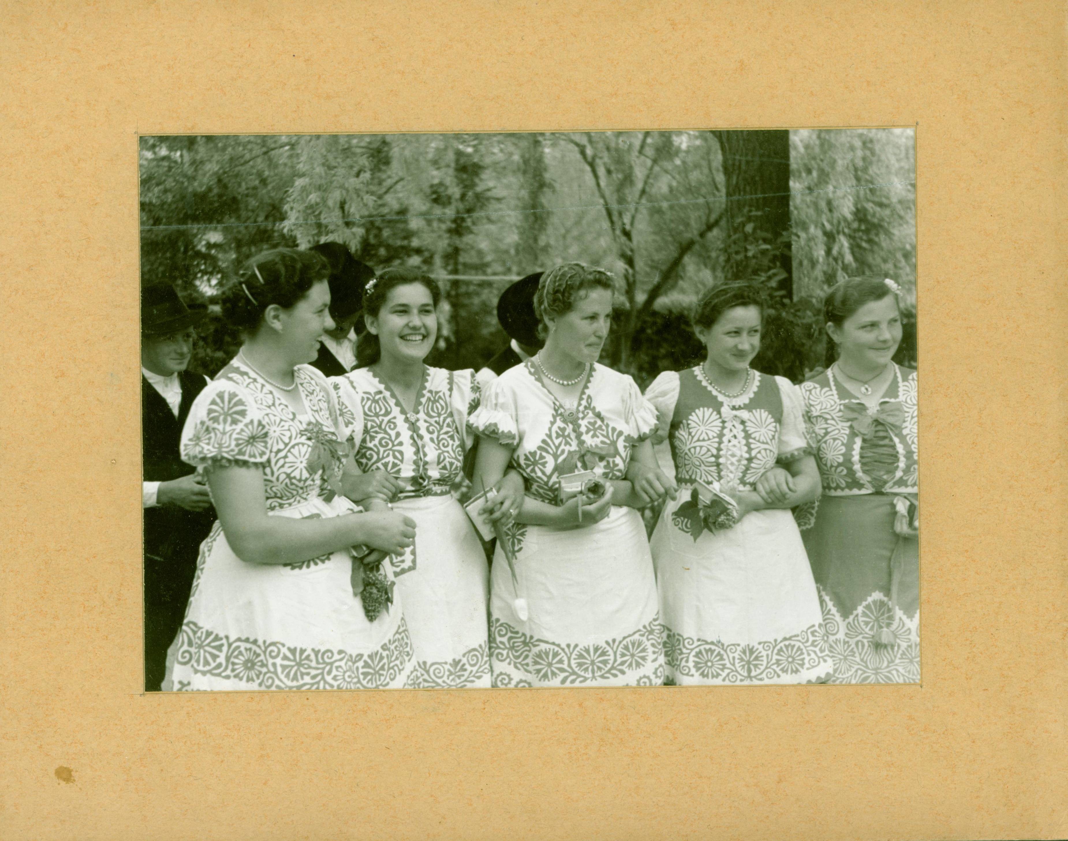 Buzsáki lányok ünneplőben (Rippl-Rónai Múzeum RR-F)
