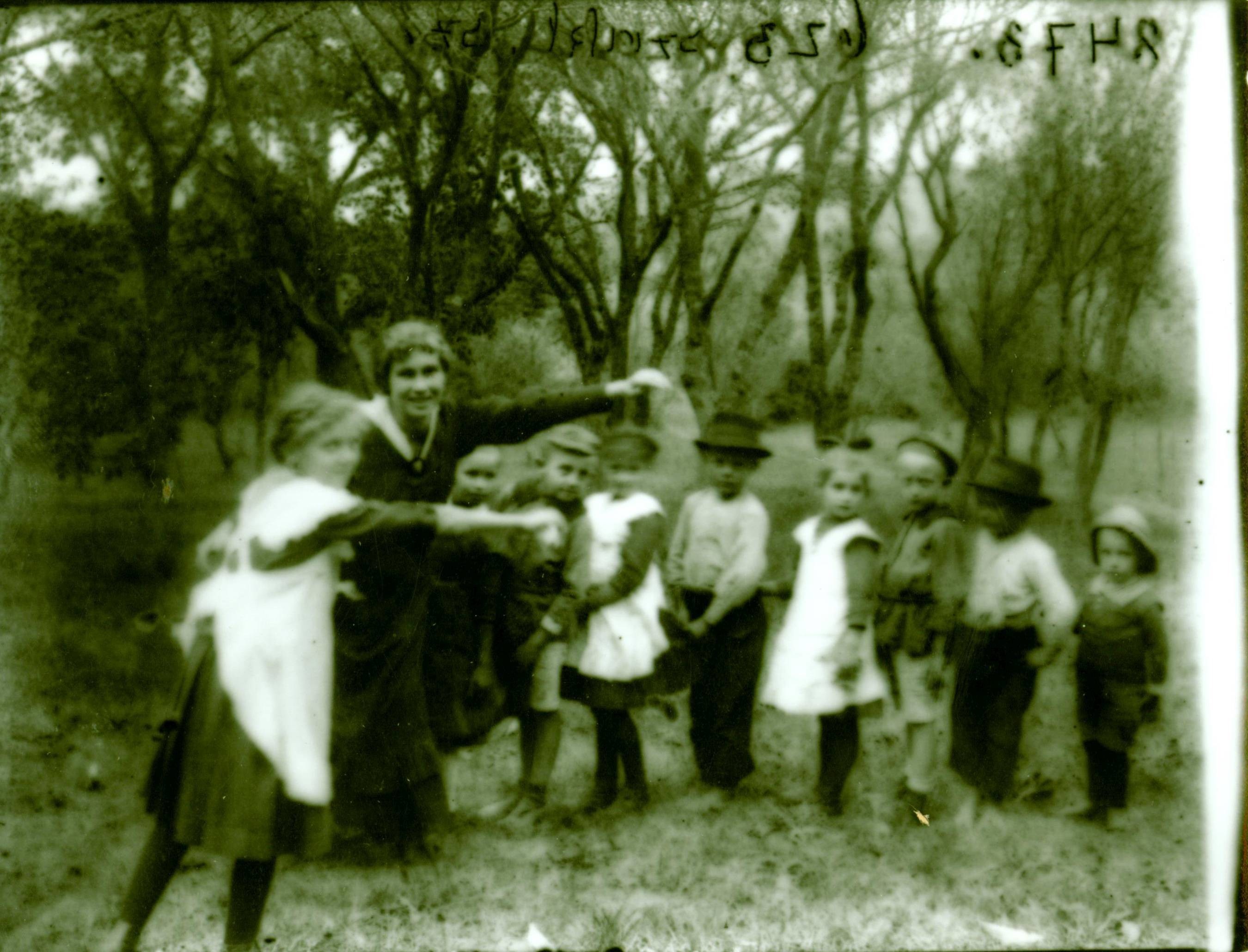 "Cséplés" Törökkoppányi gyermekek játszanak (Rippl-Rónai Múzeum RR-F)