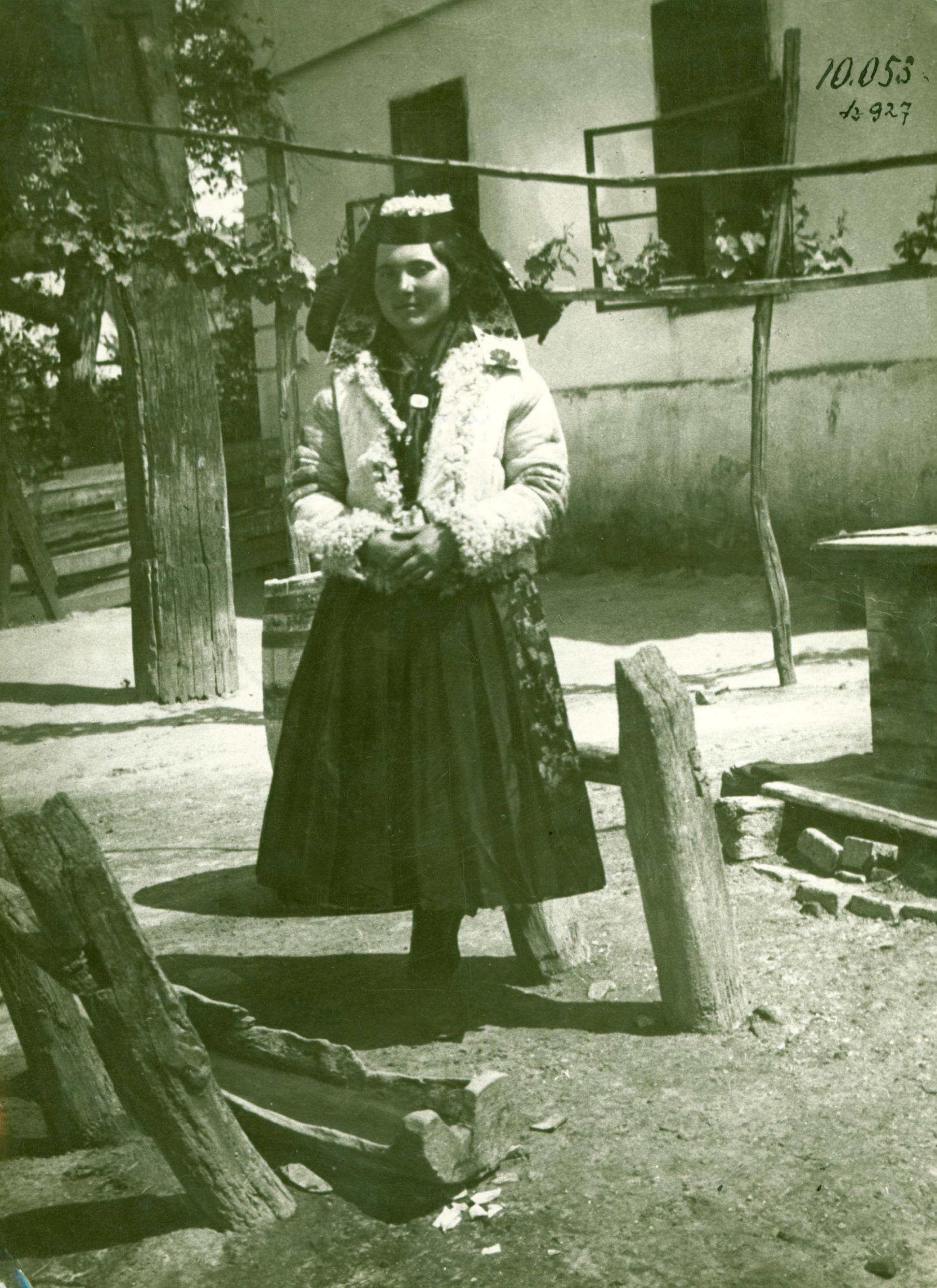 Csökölyi asszony ködmönben, konttyal (Rippl-Rónai Múzeum RR-F)