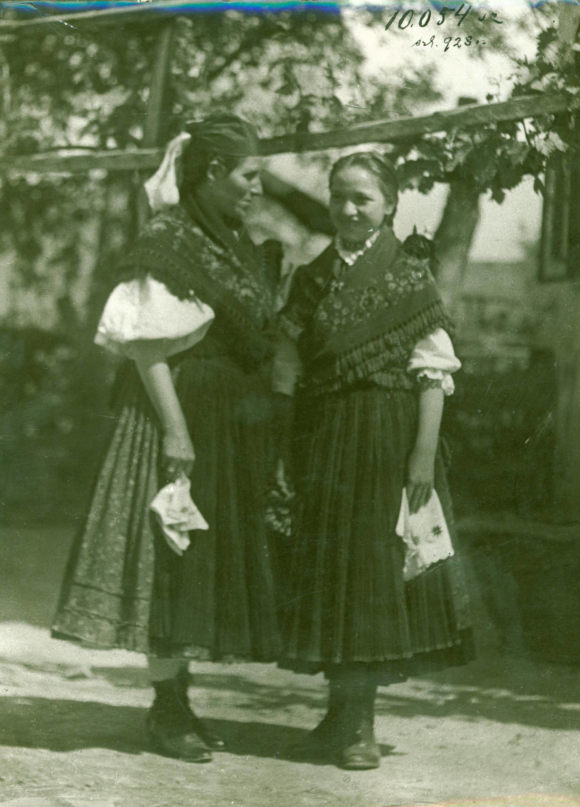 Csökölyi nők: anya leányával újabb viseletben (Rippl-Rónai Múzeum RR-F)