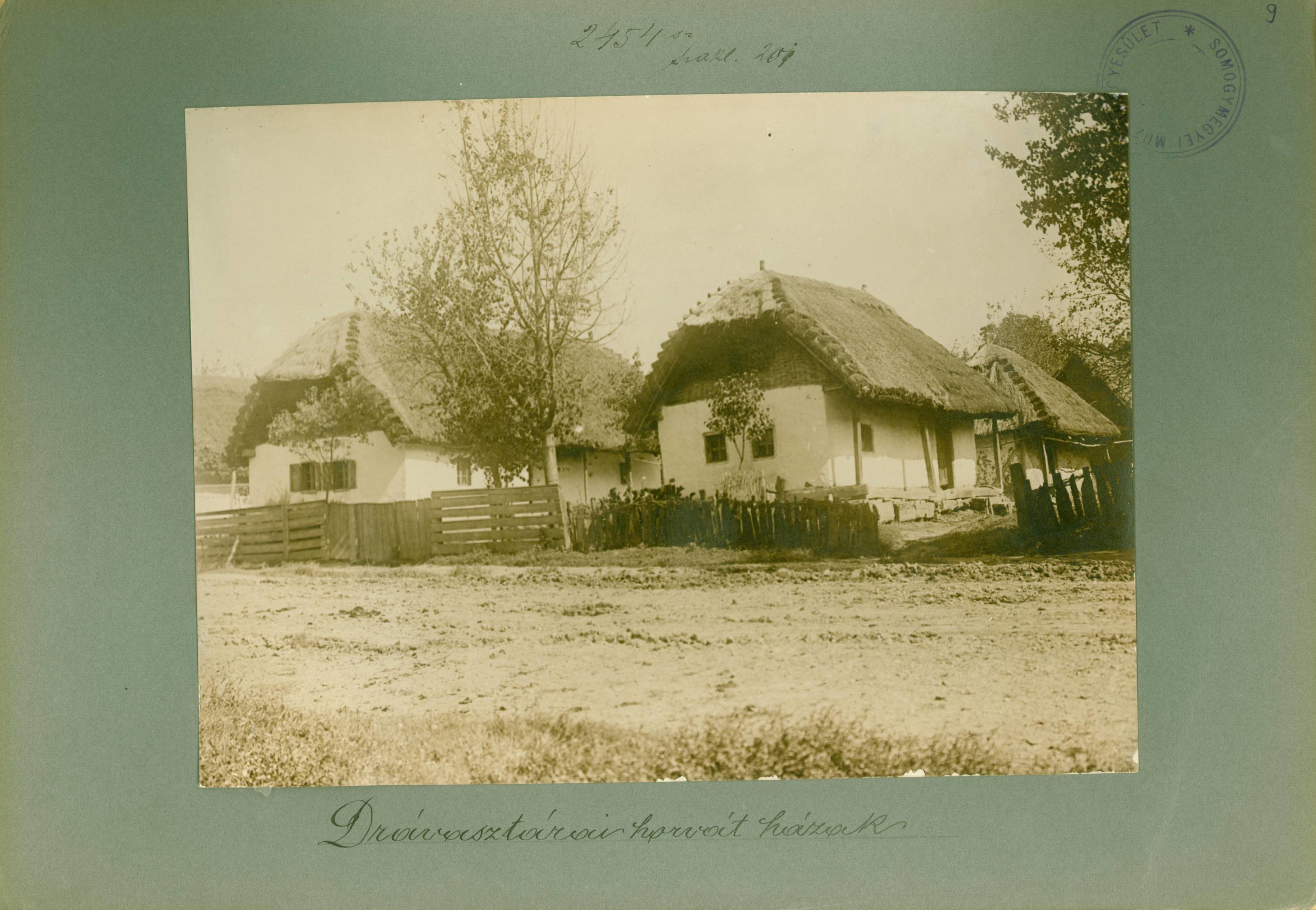 Drávasztárai horvát házak (Rippl-Rónai Múzeum RR-F)