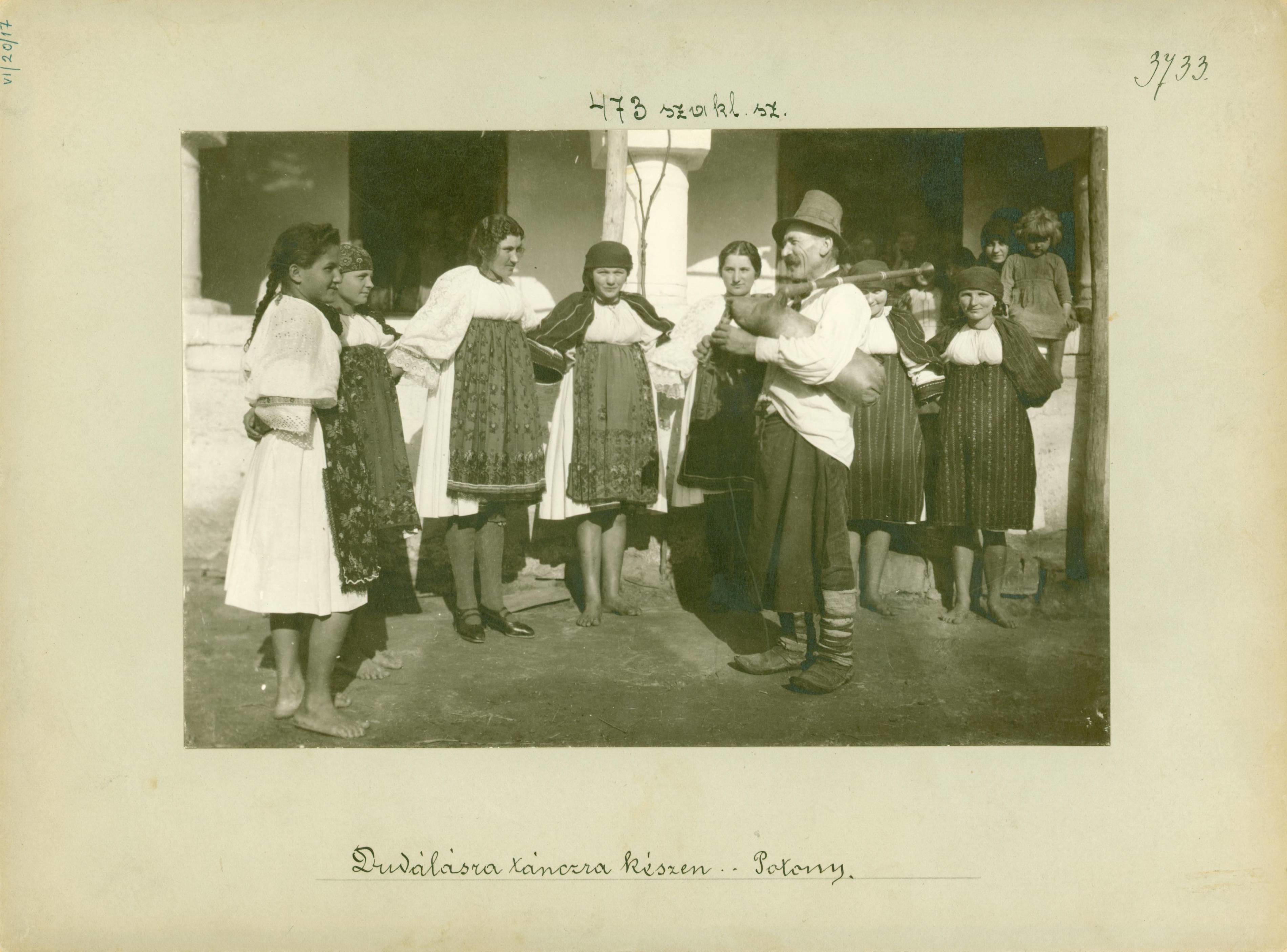 Dudálásra, táncra készen a potonyi ifjúság (Rippl-Rónai Múzeum RR-F)
