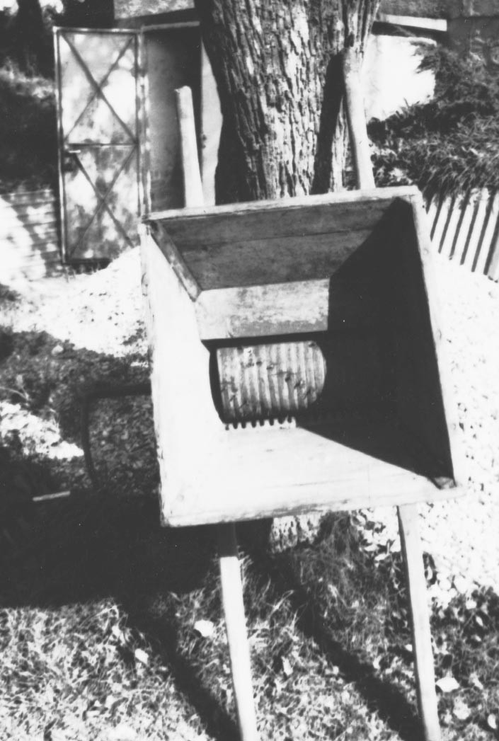Fából készített egyhengeres szőlődaráló. Készítette:Péntek József ács 1925 körül (Rippl-Rónai Múzeum RR-F)