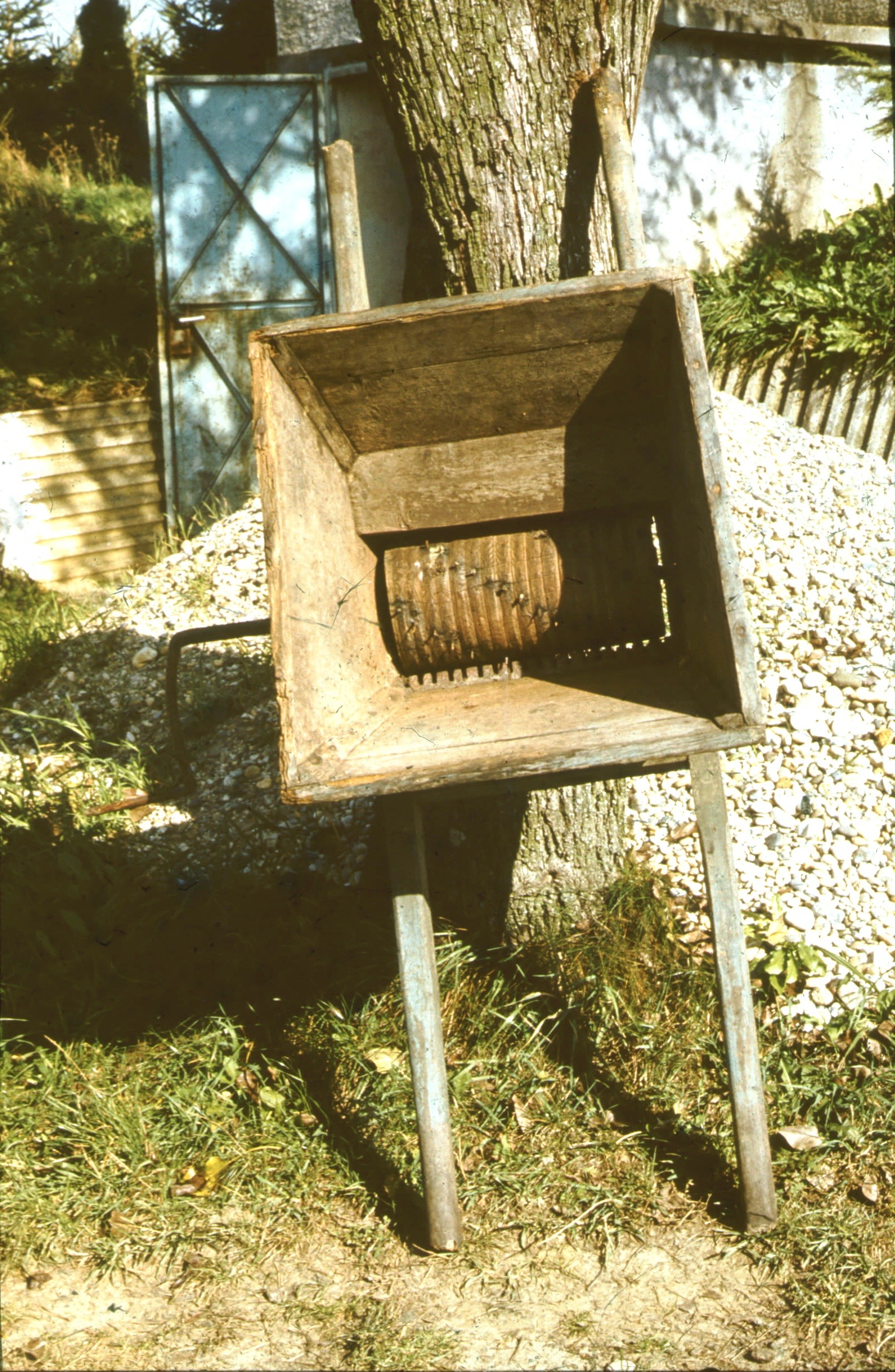Fából készített egyhengeres szőlődaráló. Péntek József ács készítette 1925 körül (Rippl-Rónai Múzeum RR-F)