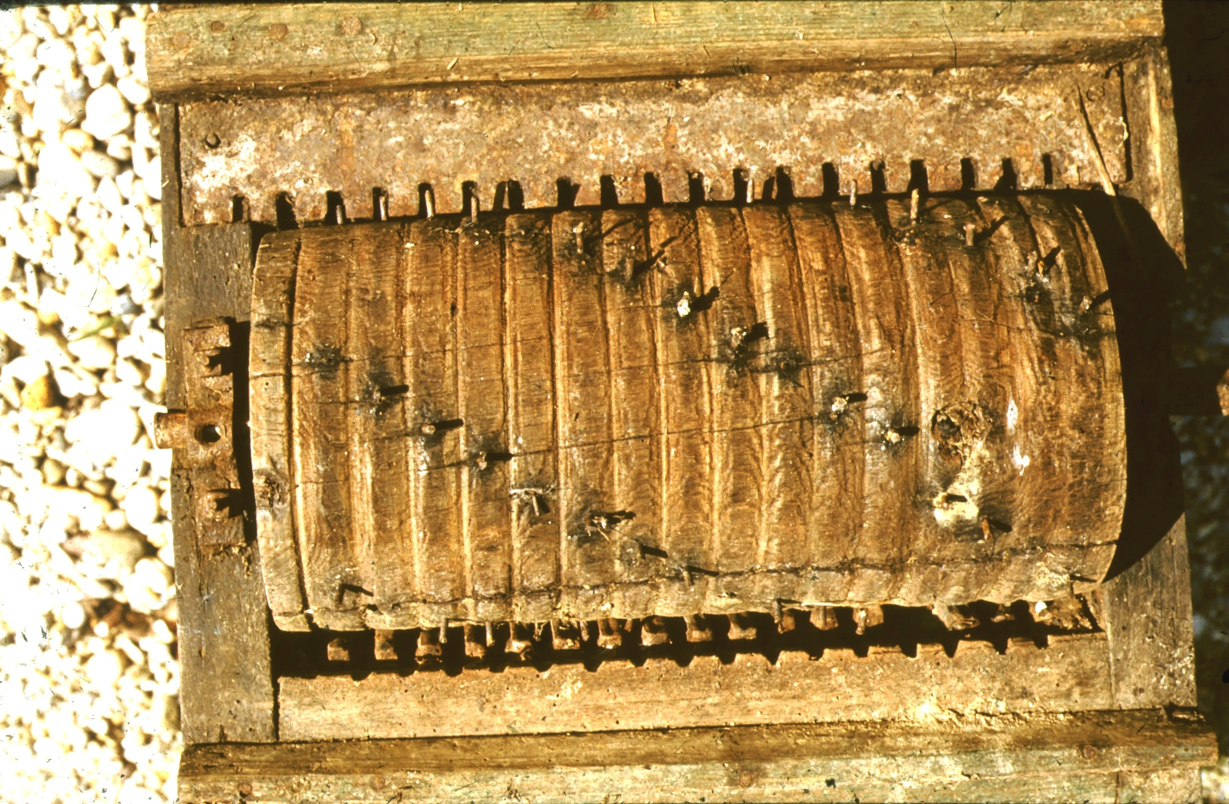 Fából készített egyhengeres szőlődaráló. Péntek József ács készítette 1925 körül (Rippl-Rónai Múzeum RR-F)