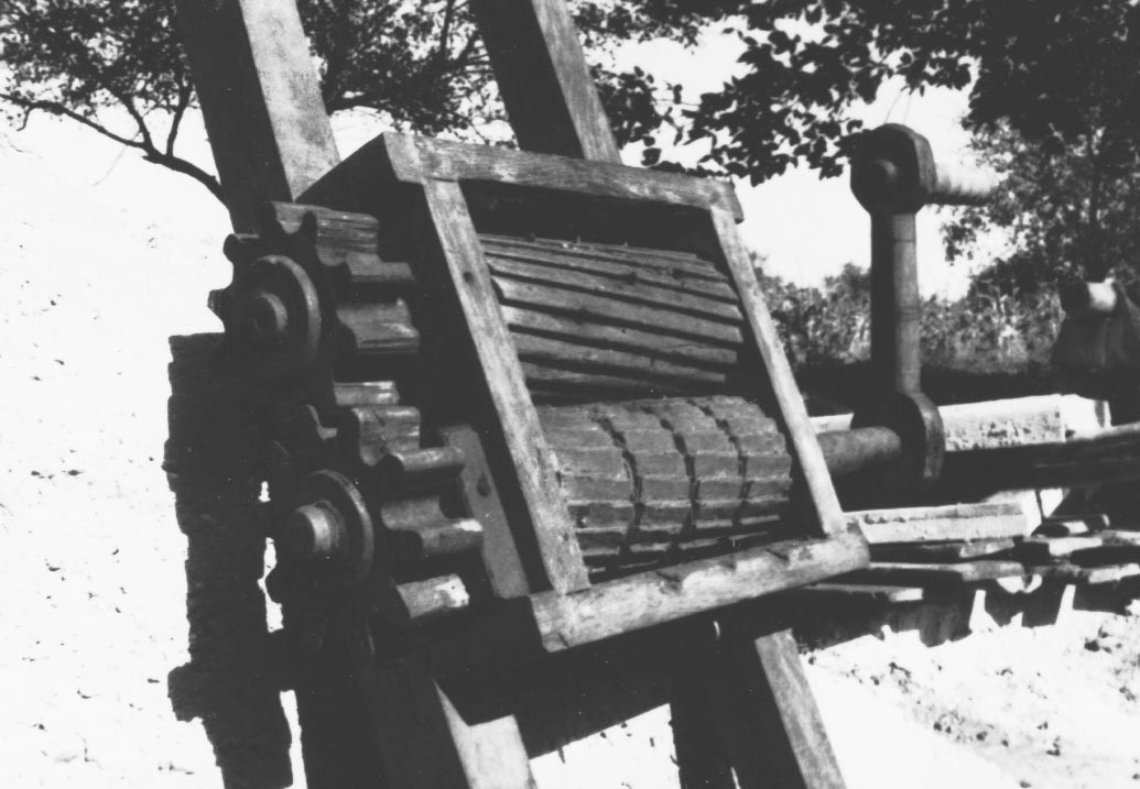 Fából készített kéthengeres szőlődaráló. Készítette: Péntek József ács, 1935-ben (Rippl-Rónai Múzeum RR-F)