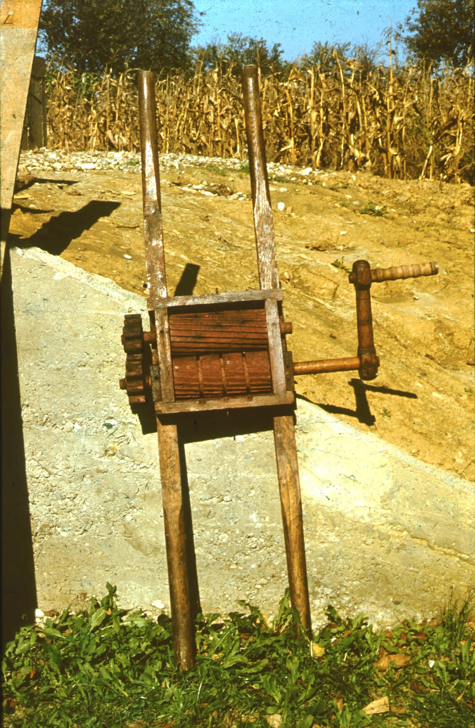 Fából készített kéthengeres szőlődaráló. Péntek József ács, 1935 (Rippl-Rónai Múzeum RR-F)