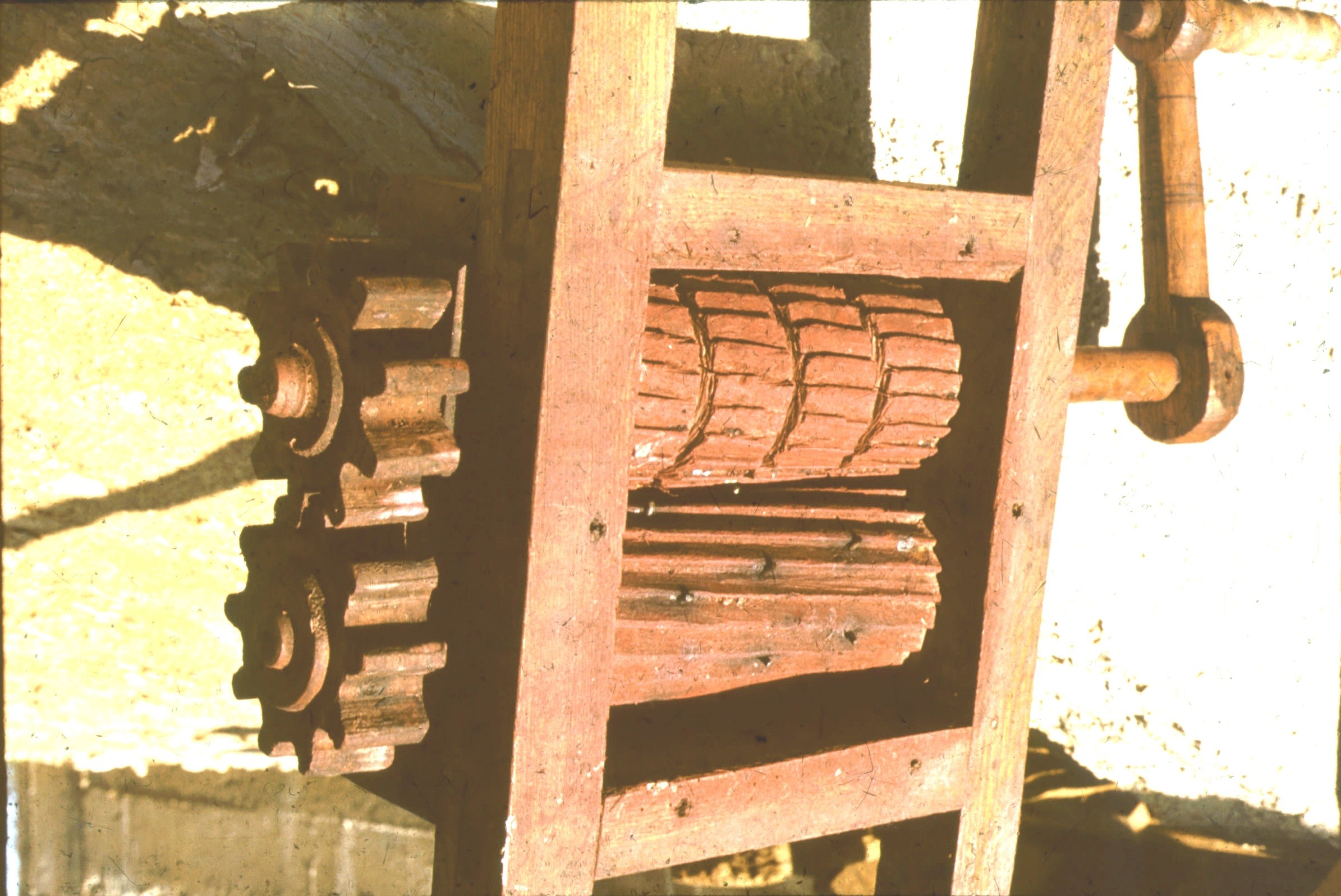 Fából készített kéthengeres szőlődaráló. Péntek József ács, 1935 (Rippl-Rónai Múzeum RR-F)