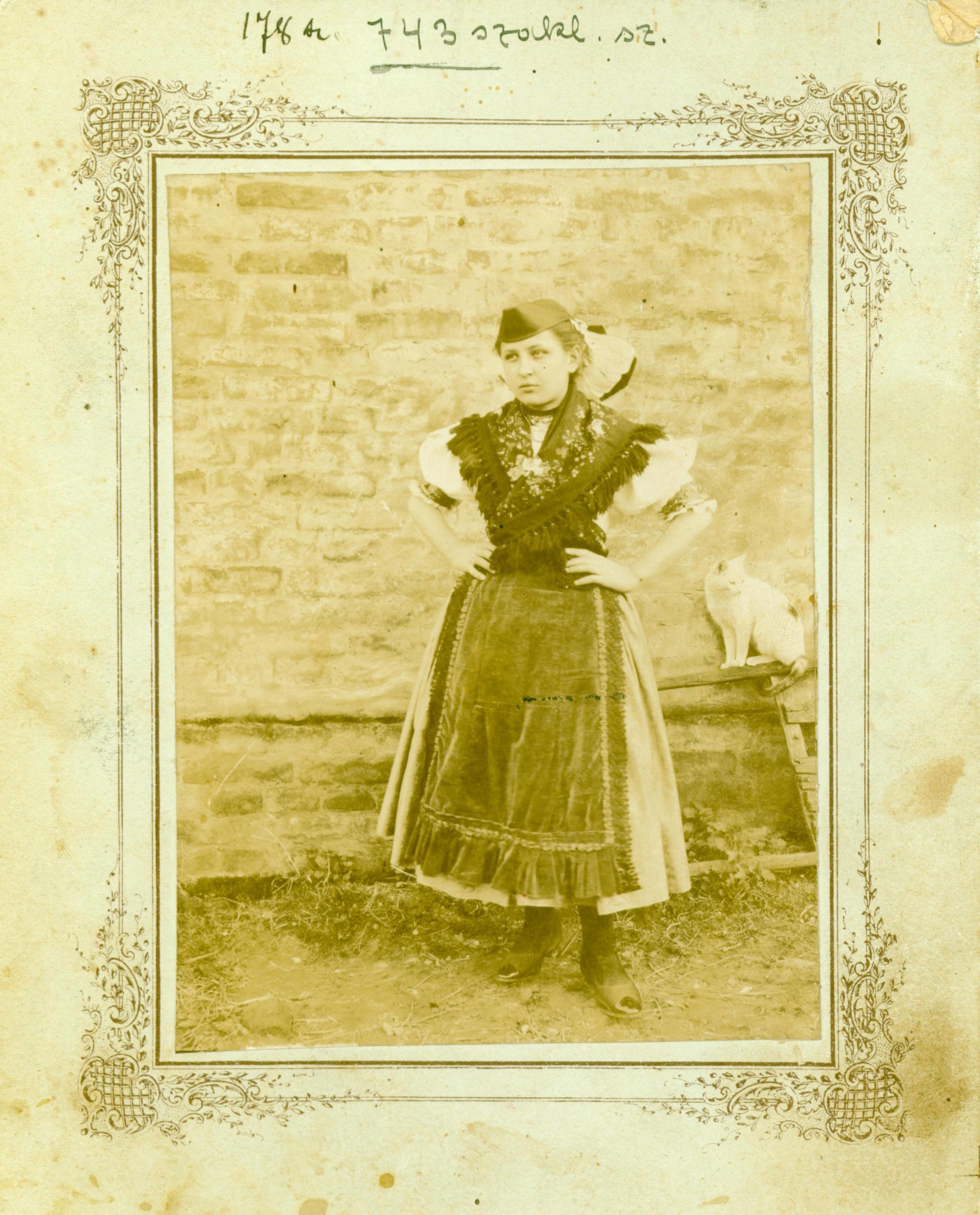 Főkötős asszony homlokszorítós konttyal Ötvöskónyiból (Rippl-Rónai Múzeum RR-F)