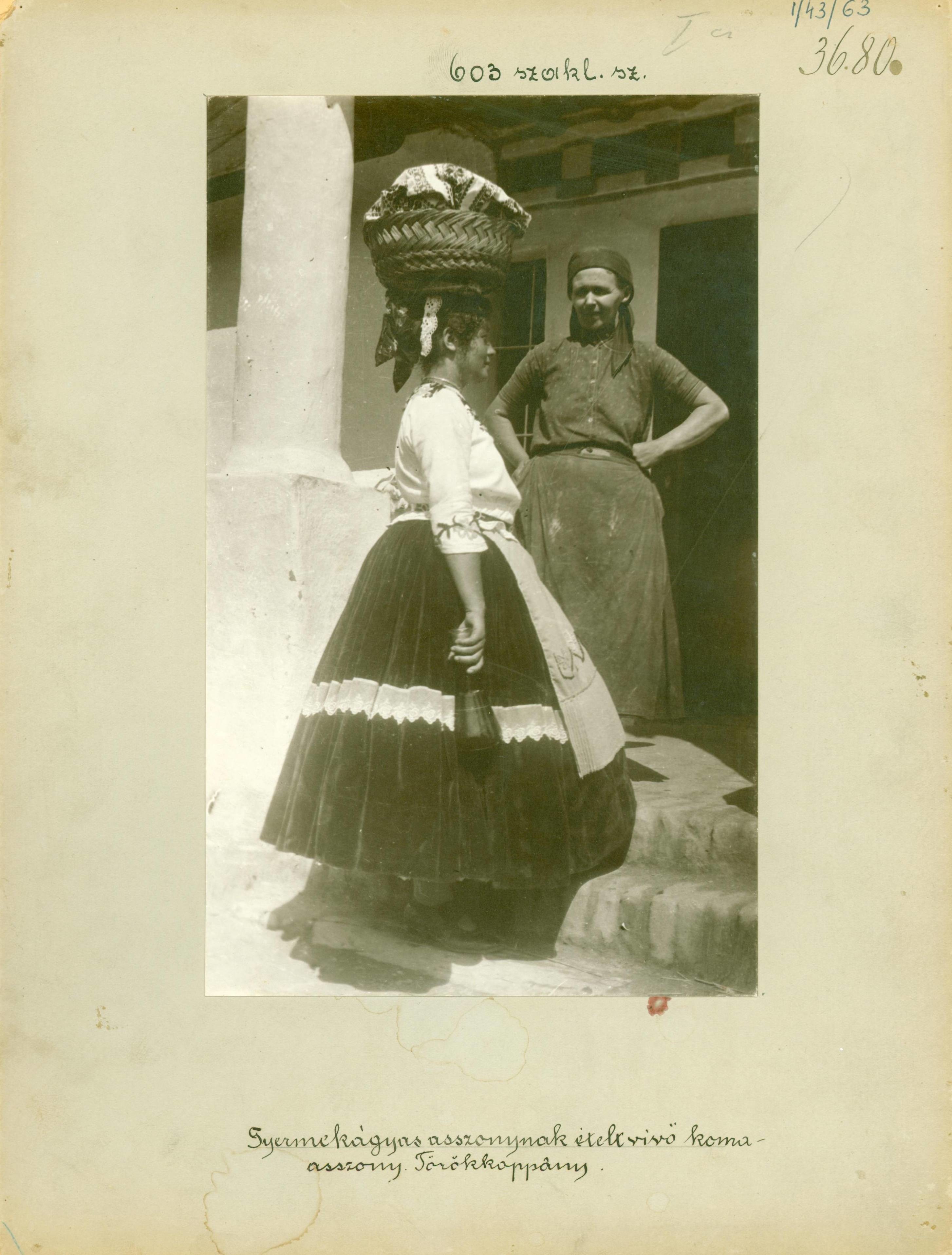Gyerekágyas asszonynak paszitot vivő komaasszony (Rippl-Rónai Múzeum RR-F)