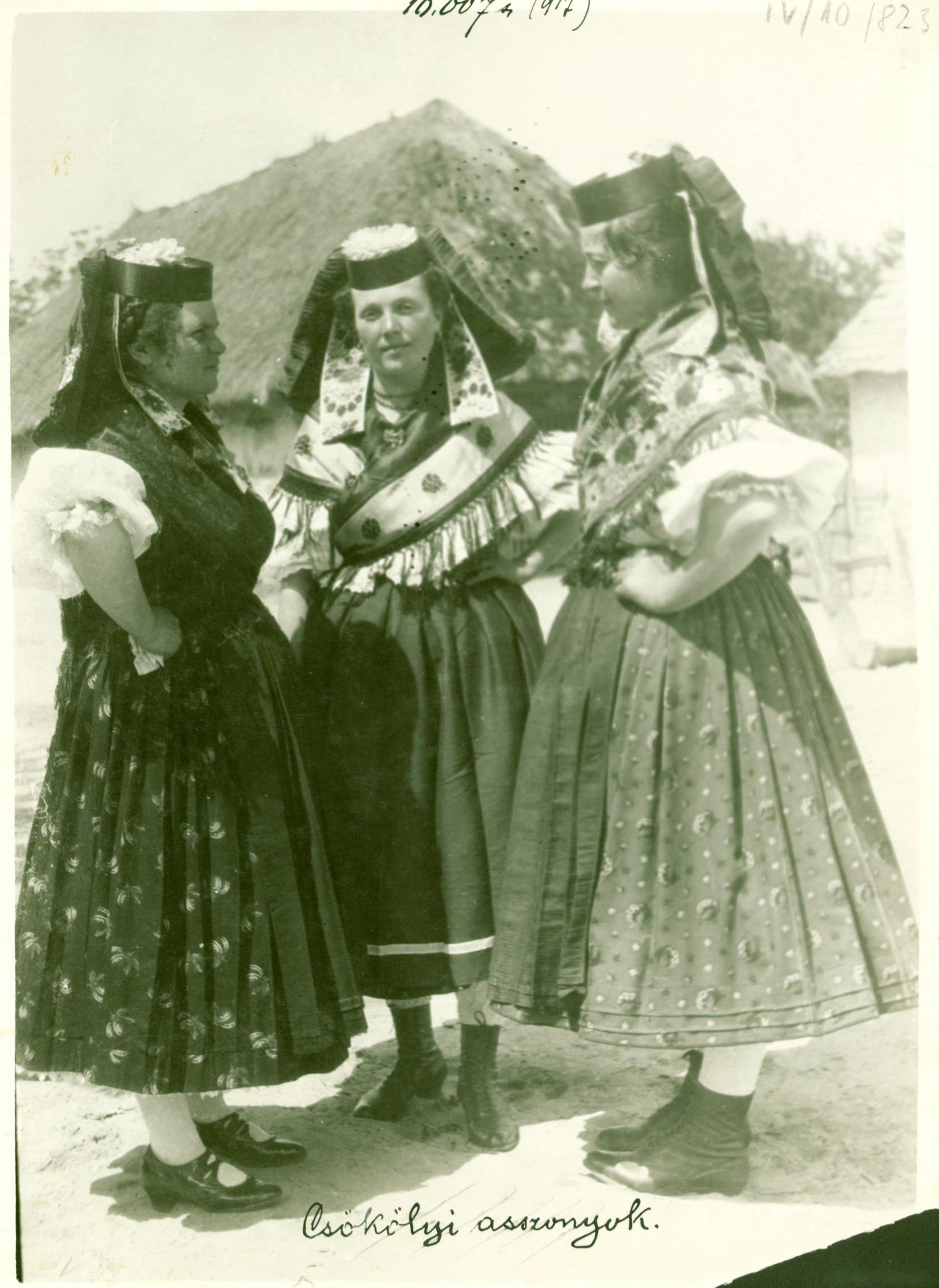 Három kontyos asszony Csökölyből (Rippl-Rónai Múzeum RR-F)