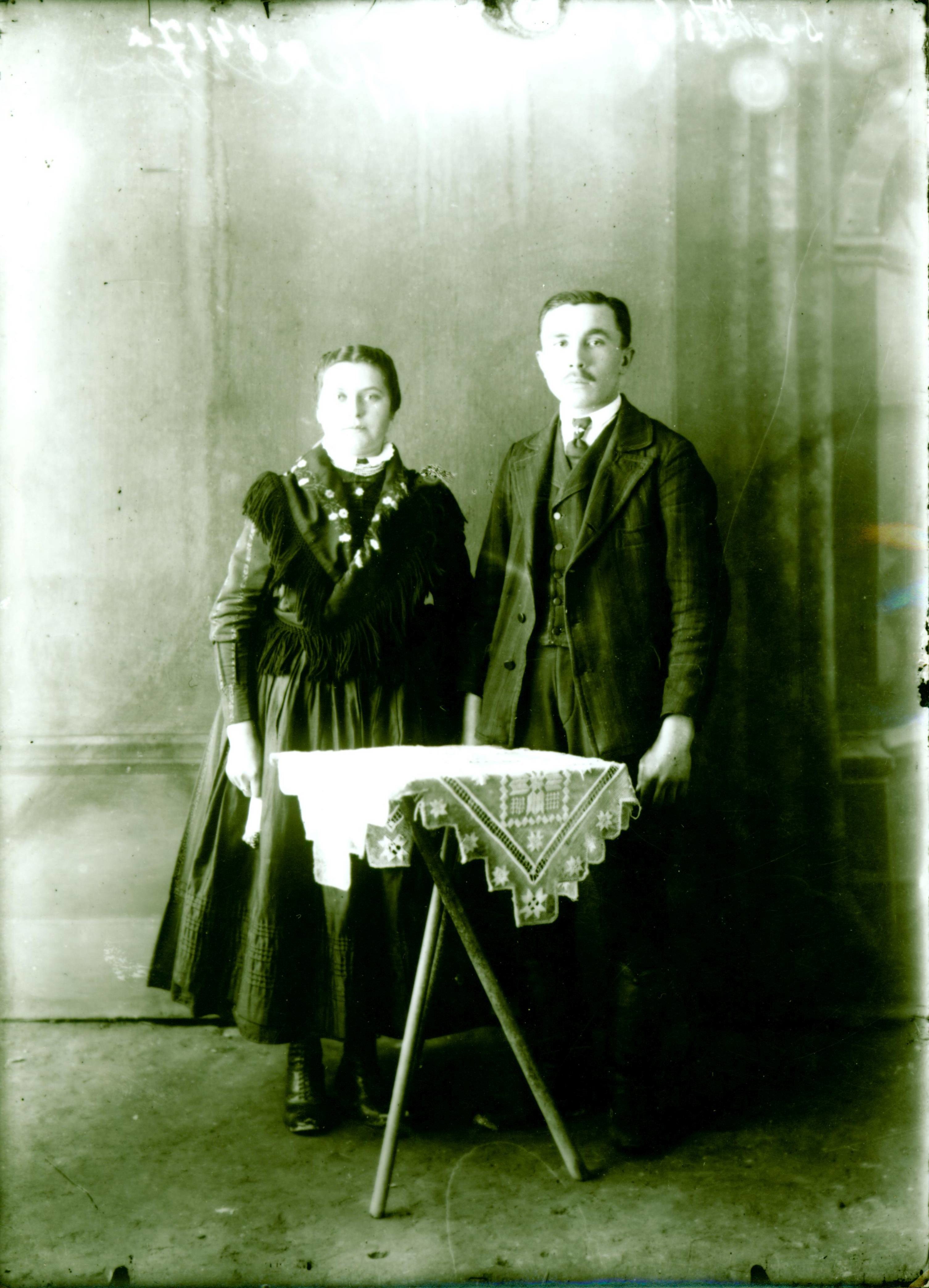 Házaspár Gyékényes környékéről, előttük asztal, teljes alakos kép (Rippl-Rónai Múzeum RR-F)