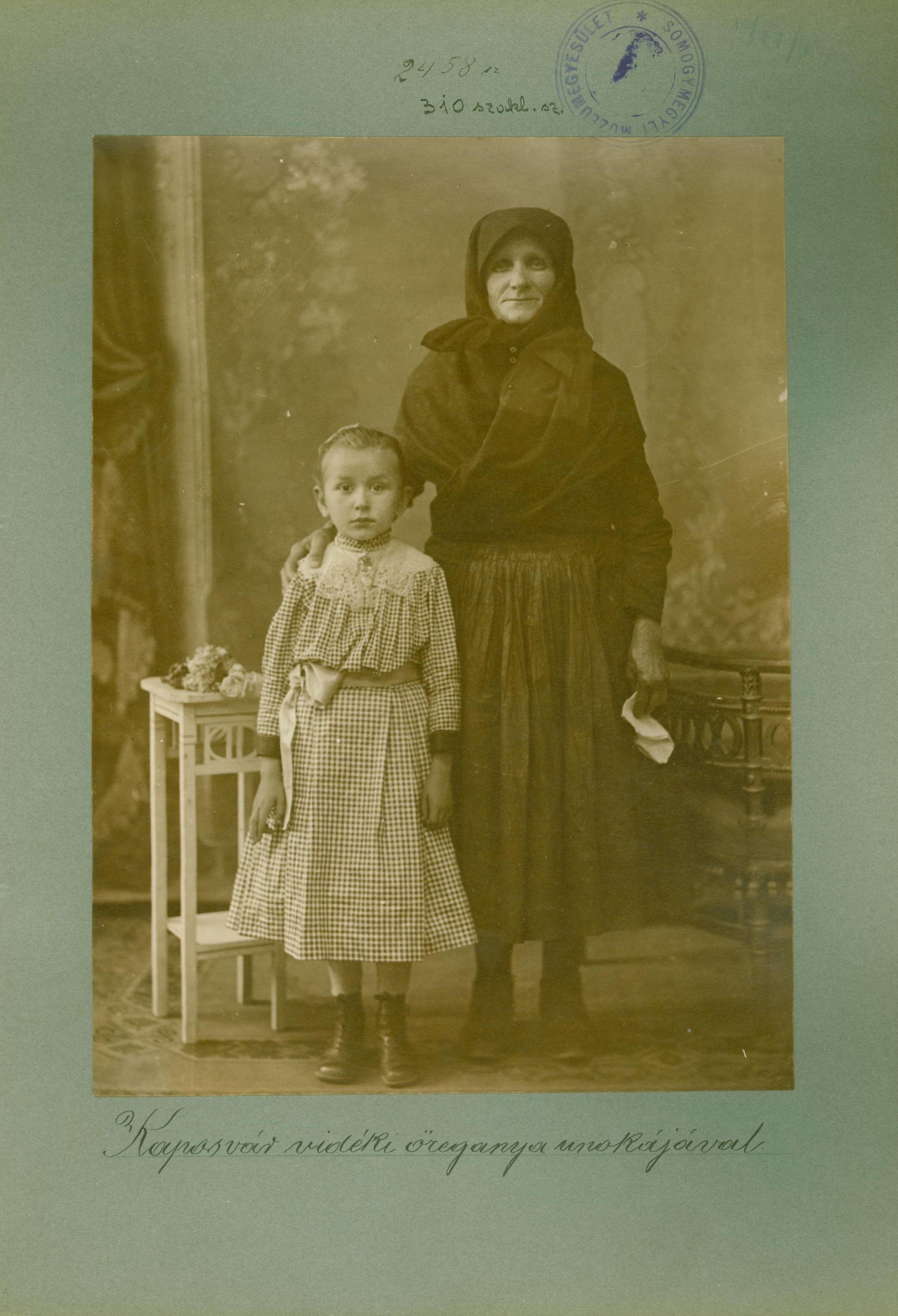 Kaposvár vidéki öreganya unokájával (Rippl-Rónai Múzeum RR-F)