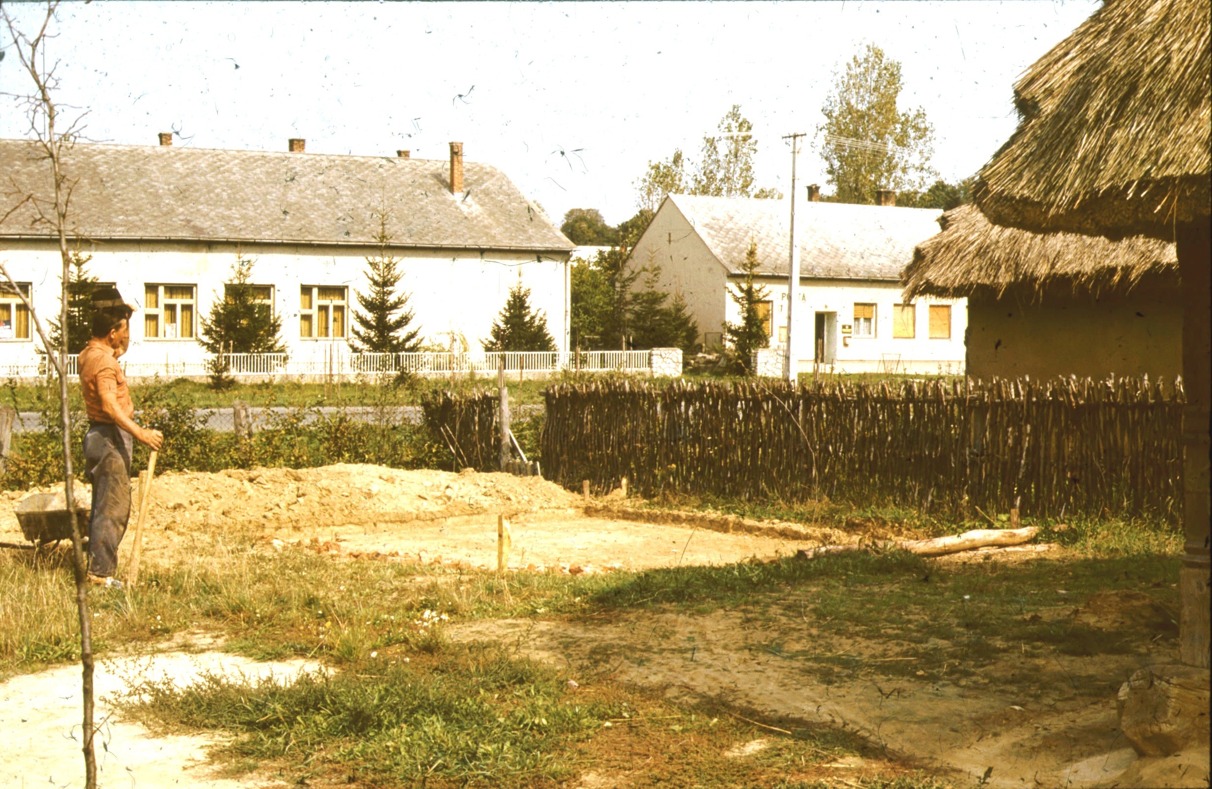 Készül a bodvicai istálló alapzása DNy-i nézet (Rippl-Rónai Múzeum RR-F)