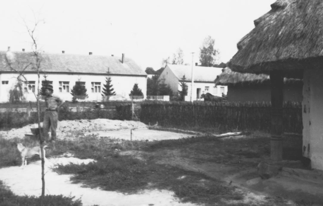 Készül a Godvicai istálló alapjának a helye a kisbajomi telken. DK-i nézet (Rippl-Rónai Múzeum RR-F)
